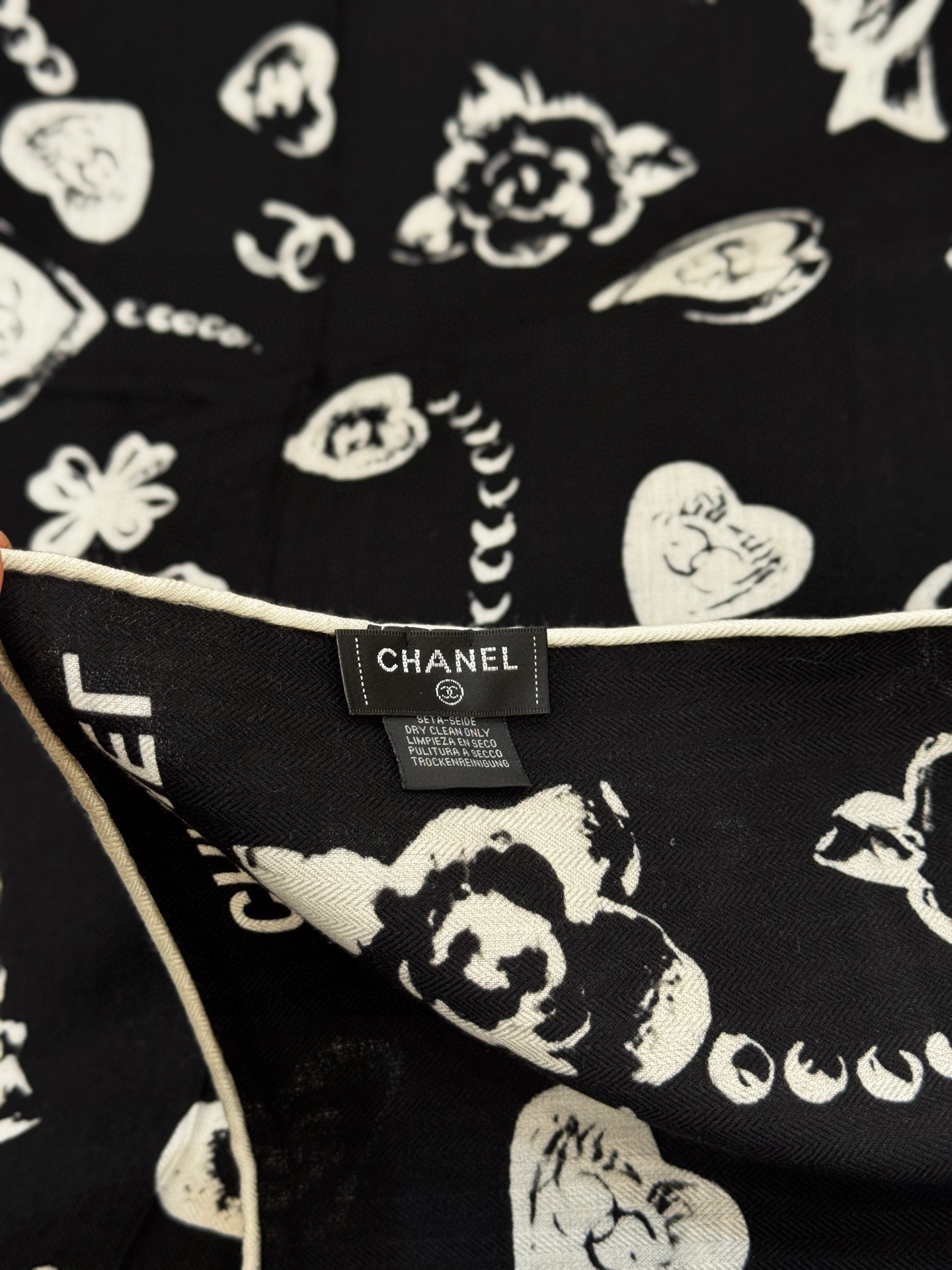 Chanel ~25秋冬新品~【爱心珍珠四叶草】【140双面丝绒披肩】手工卷边丝绒方巾(30%桑蚕丝70