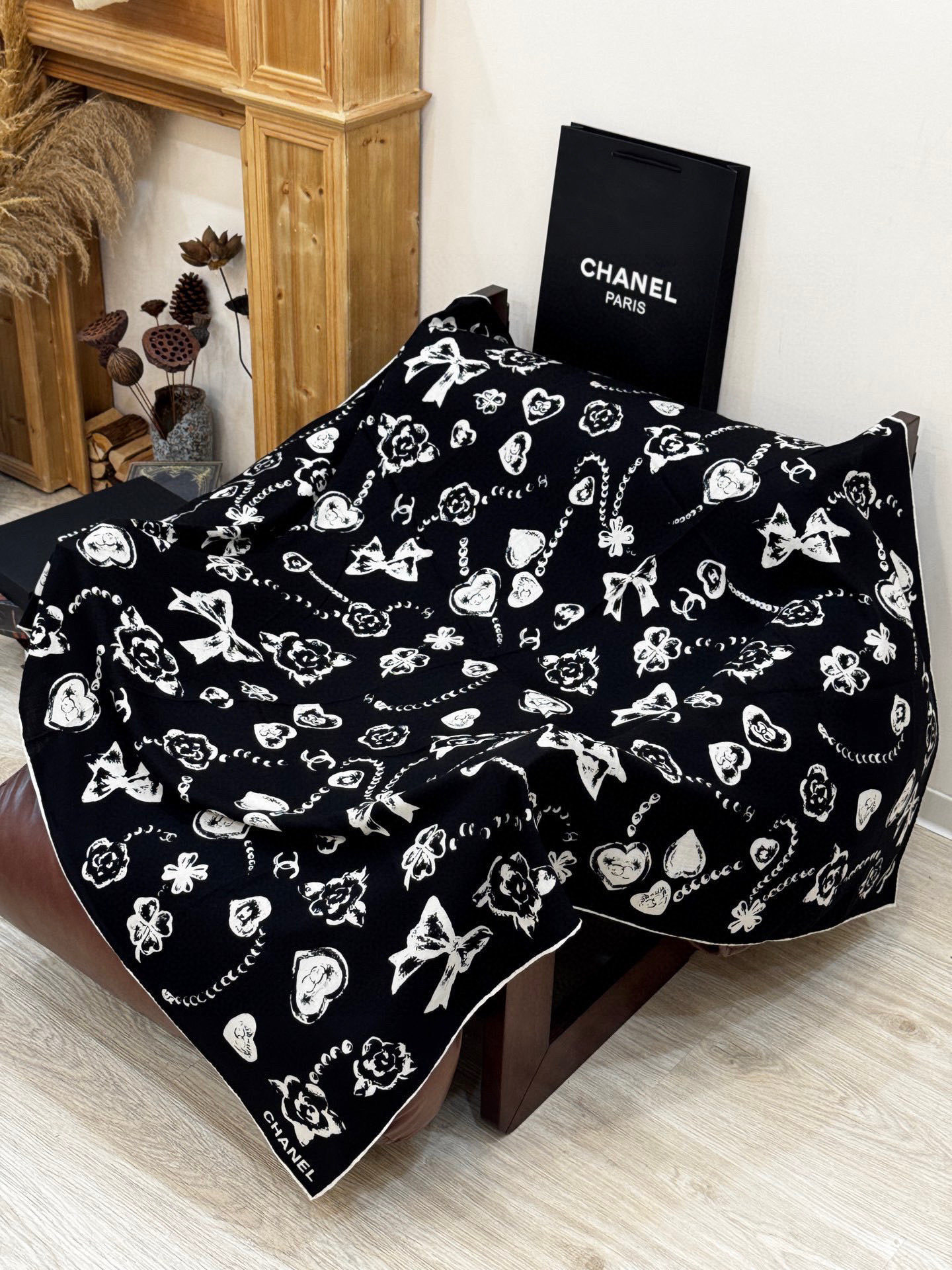 Chanel ~25秋冬新品~【爱心珍珠四叶草】【140双面丝绒披肩】手工卷边丝绒方巾(30%桑蚕丝70