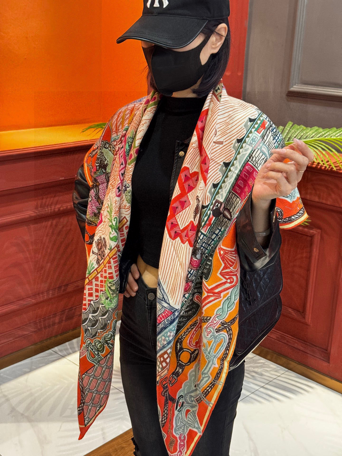 新款 秋冬搭配利器❗️顶级双面同色真丝羊绒披肩！！点睛精彩，图案和配色都超级喜欢，又一款双面配色工艺设计