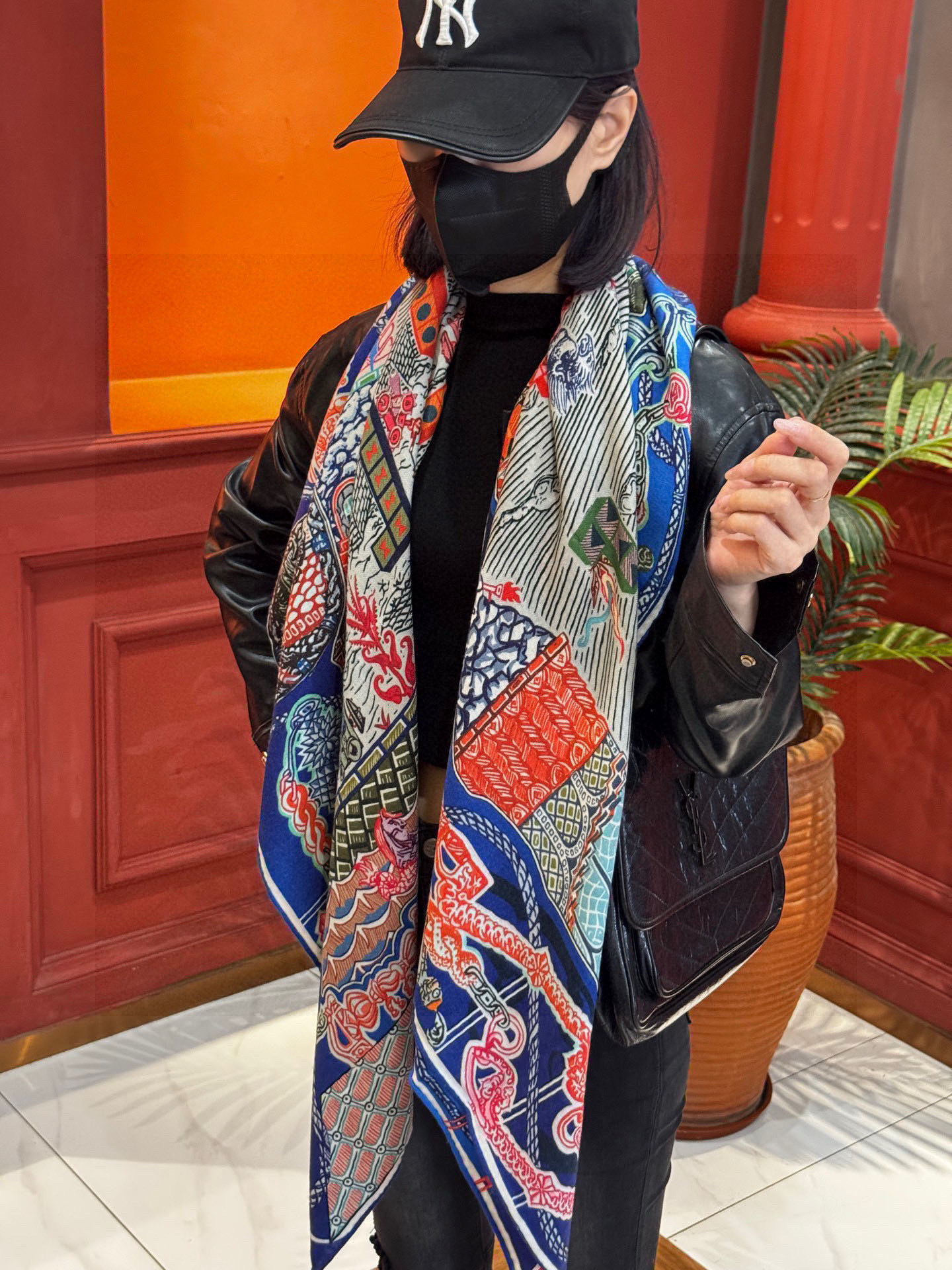 新款 秋冬搭配利器❗️顶级双面同色真丝羊绒披肩!!点睛精彩,图案和配色都超级喜欢,又一款双面配色工艺设计