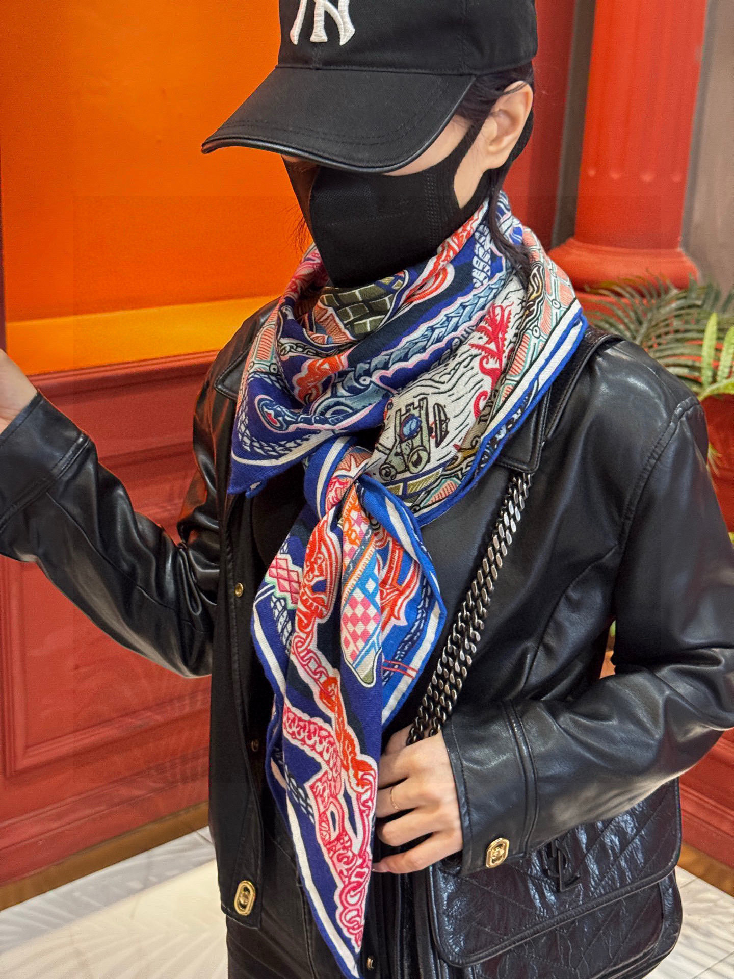 新款 秋冬搭配利器❗️顶级双面同色真丝羊绒披肩!!点睛精彩,图案和配色都超级喜欢,又一款双面配色工艺设计