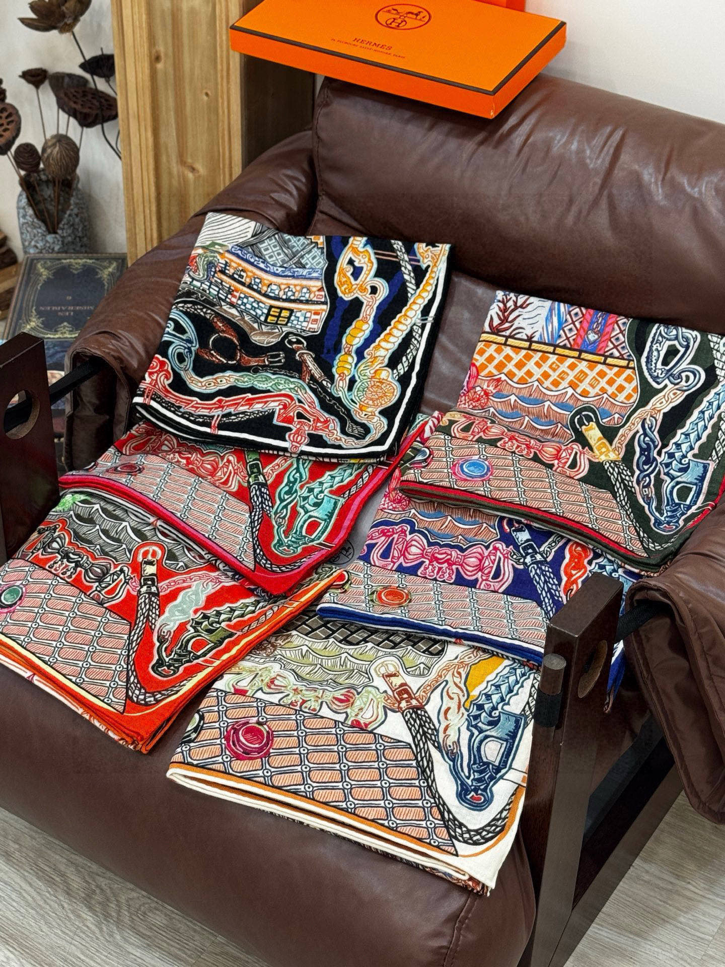 新款 秋冬搭配利器❗️顶级双面同色真丝羊绒披肩！！点睛精彩，图案和配色都超级喜欢，又一款双面配色工艺设计