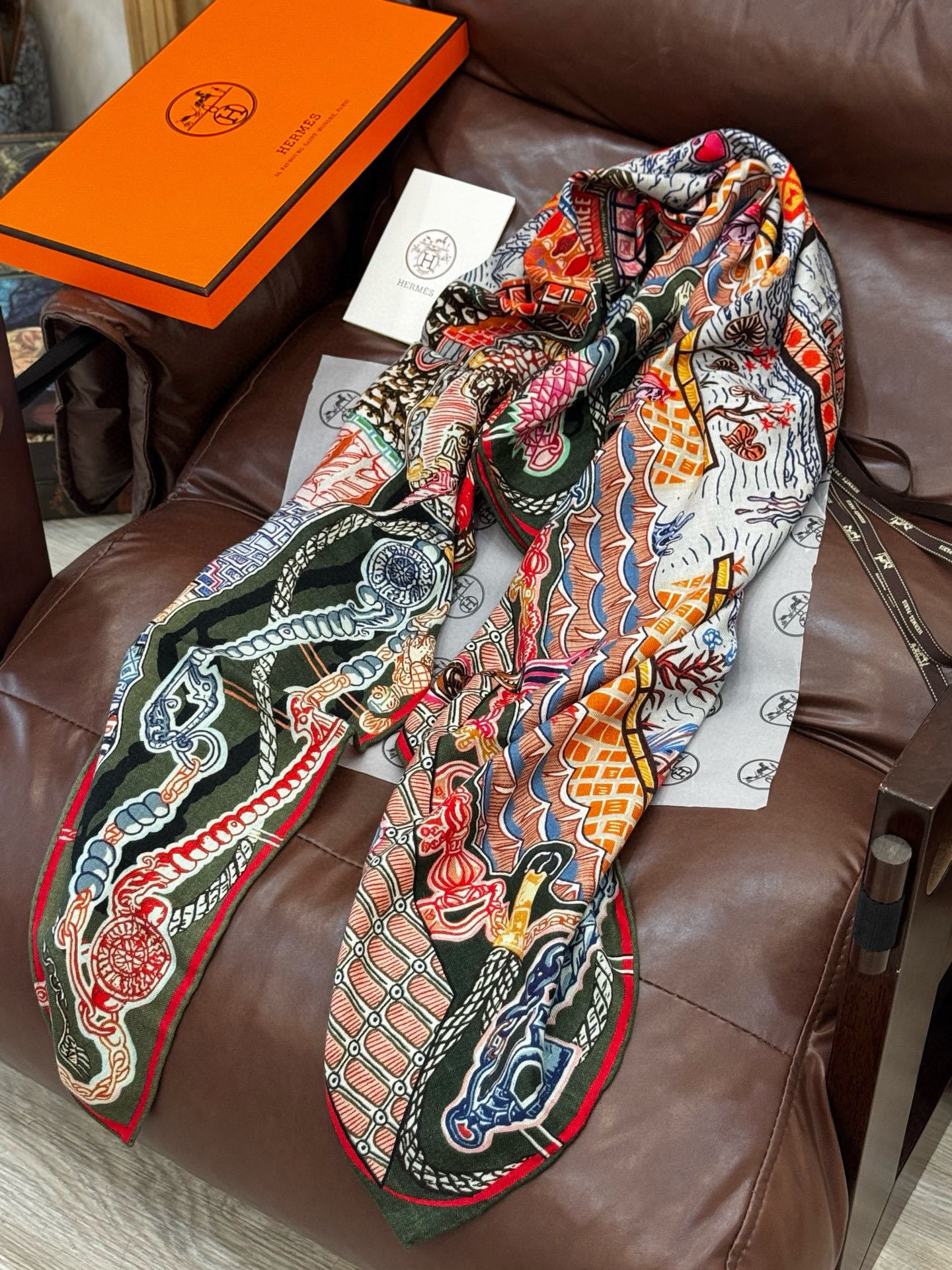 新款 秋冬搭配利器❗️顶级双面同色真丝羊绒披肩!!点睛精彩,图案和配色都超级喜欢,又一款双面配色工艺设计