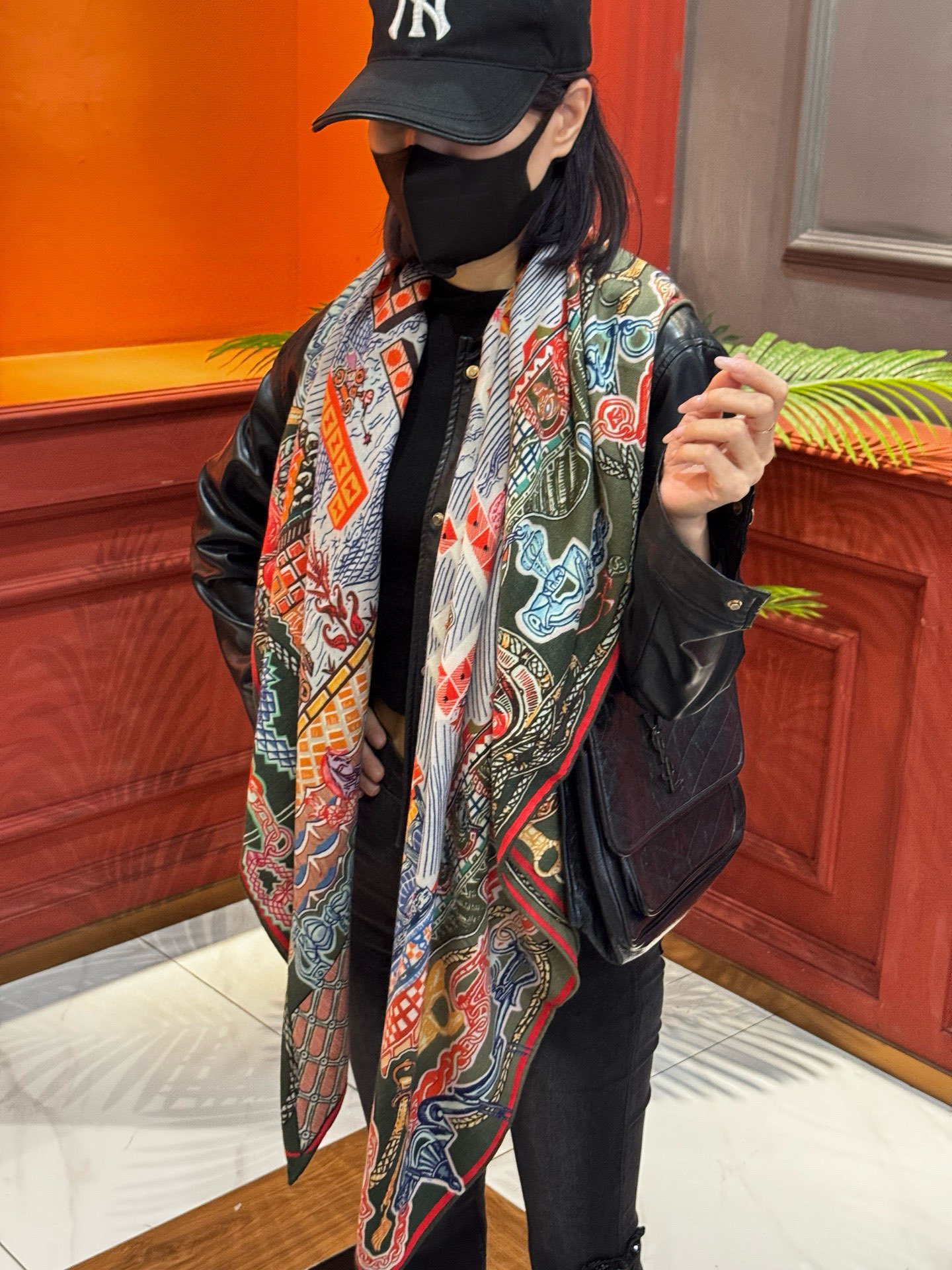 新款 秋冬搭配利器❗️顶级双面同色真丝羊绒披肩!!点睛精彩,图案和配色都超级喜欢,又一款双面配色工艺设计