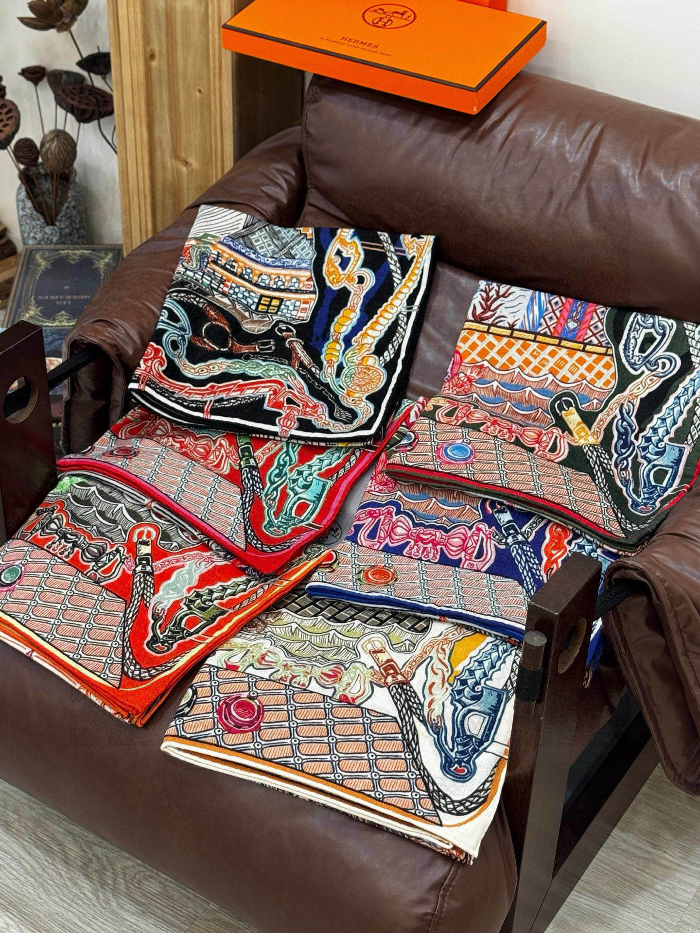 新款 秋冬搭配利器❗️顶级双面同色真丝羊绒披肩!!点睛精彩,图案和配色都超级喜欢,又一款双面配色工艺设计