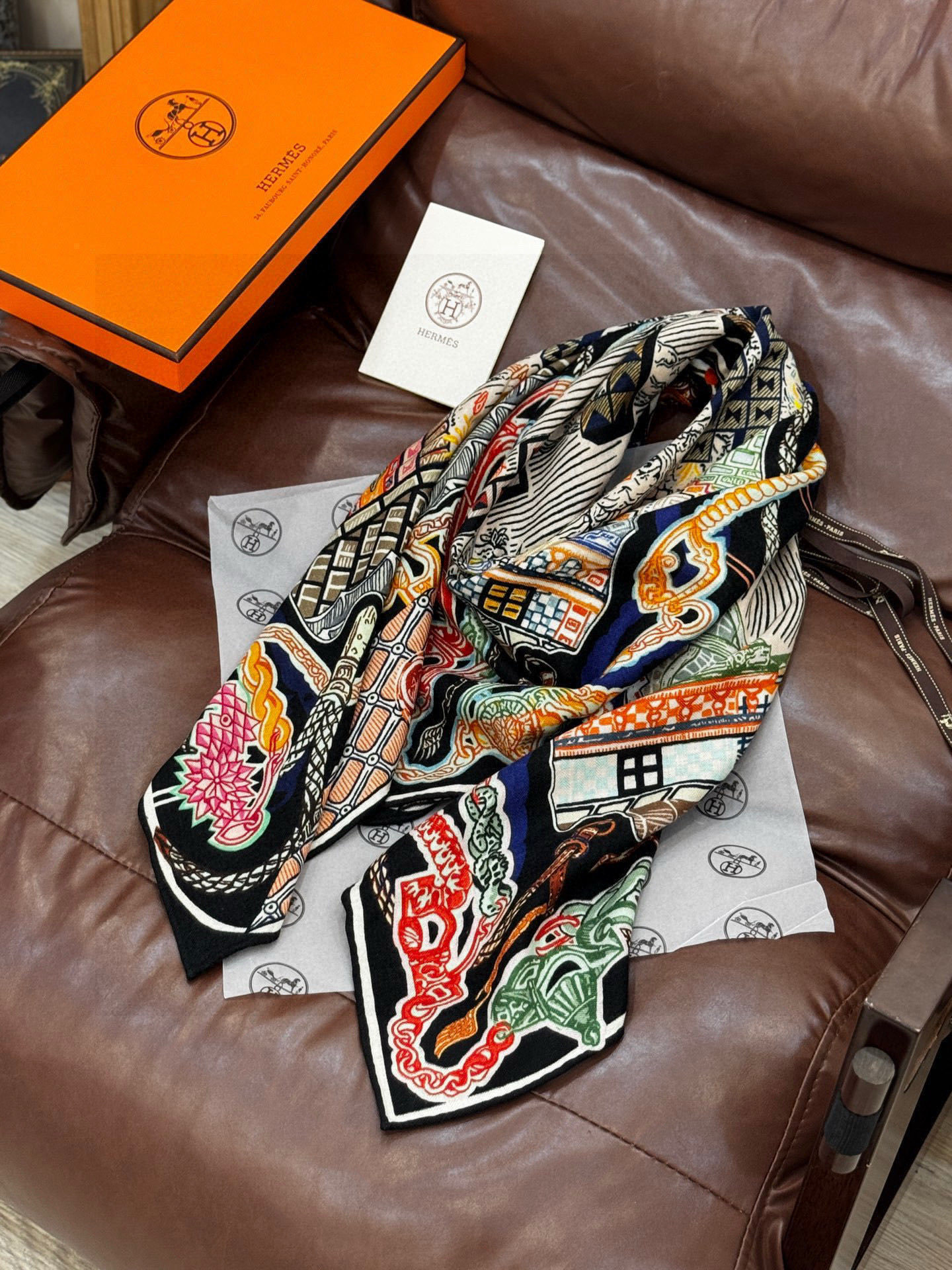 新款 秋冬搭配利器❗️顶级双面同色真丝羊绒披肩!!点睛精彩,图案和配色都超级喜欢,又一款双面配色工艺设计