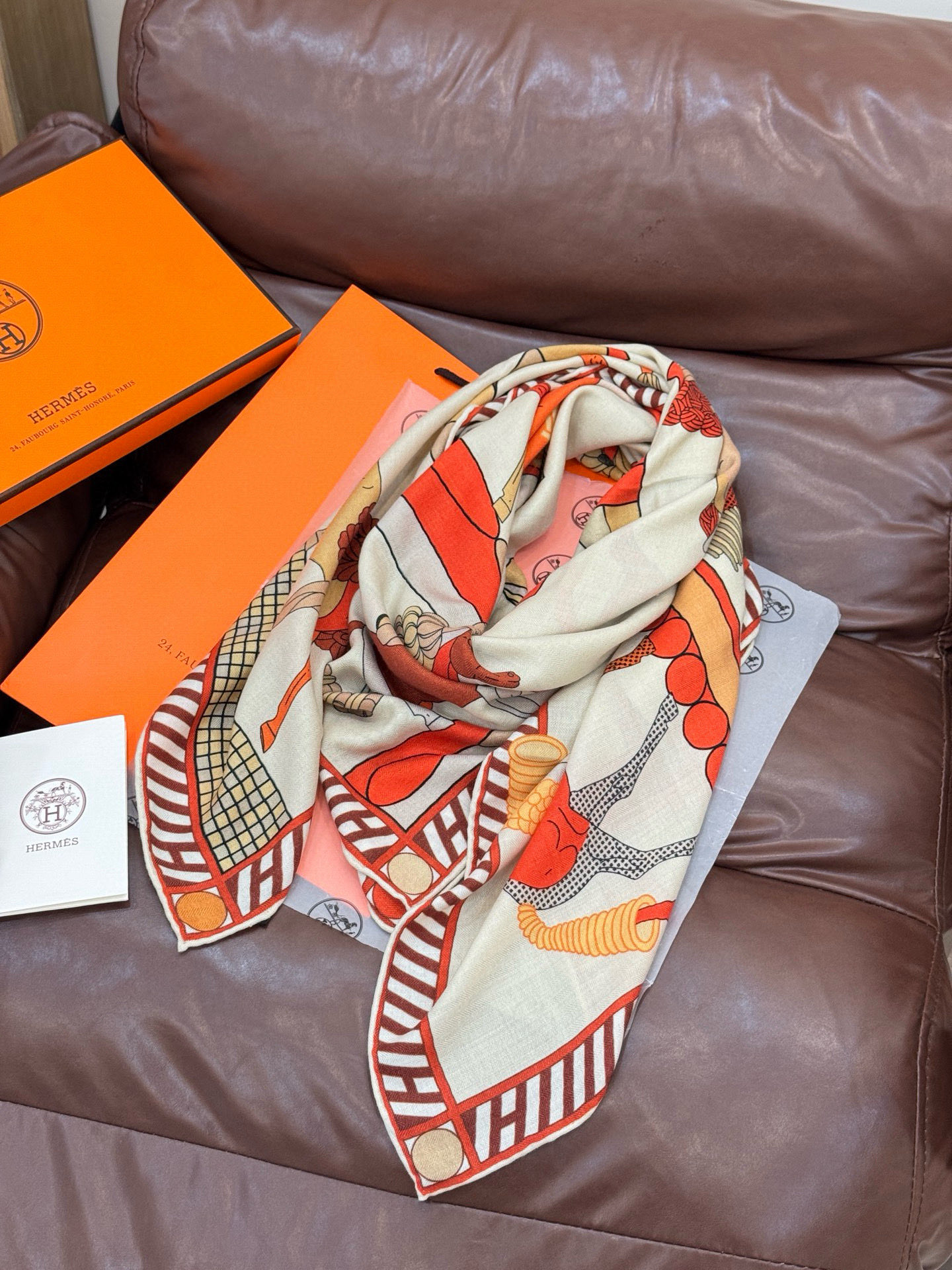 “全速前进”140双面丝绒披肩手工卷边丝毛方巾（30%桑蚕丝70%羊绒）这款经典单品展现强大而迷人的女性