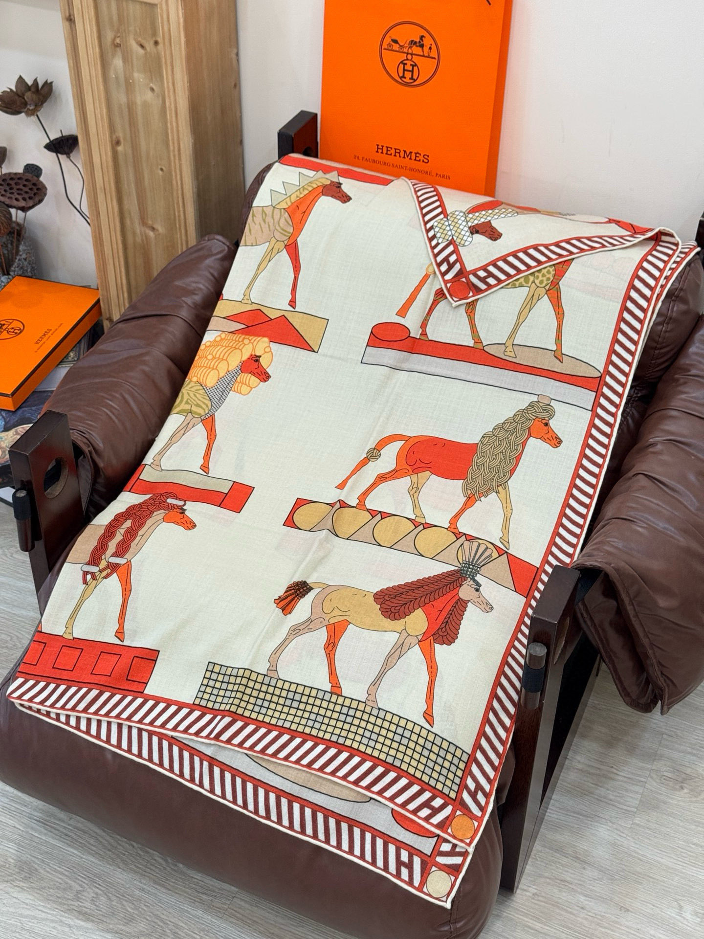 “全速前进”140双面丝绒披肩手工卷边丝毛方巾（30%桑蚕丝70%羊绒）这款经典单品展现强大而迷人的女性