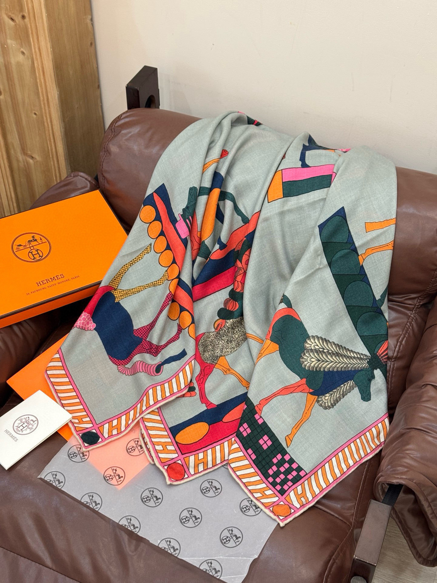 “全速前进”140双面丝绒披肩手工卷边丝毛方巾(30%桑蚕丝70%羊绒)这款经典单品展现强大而迷人的女性