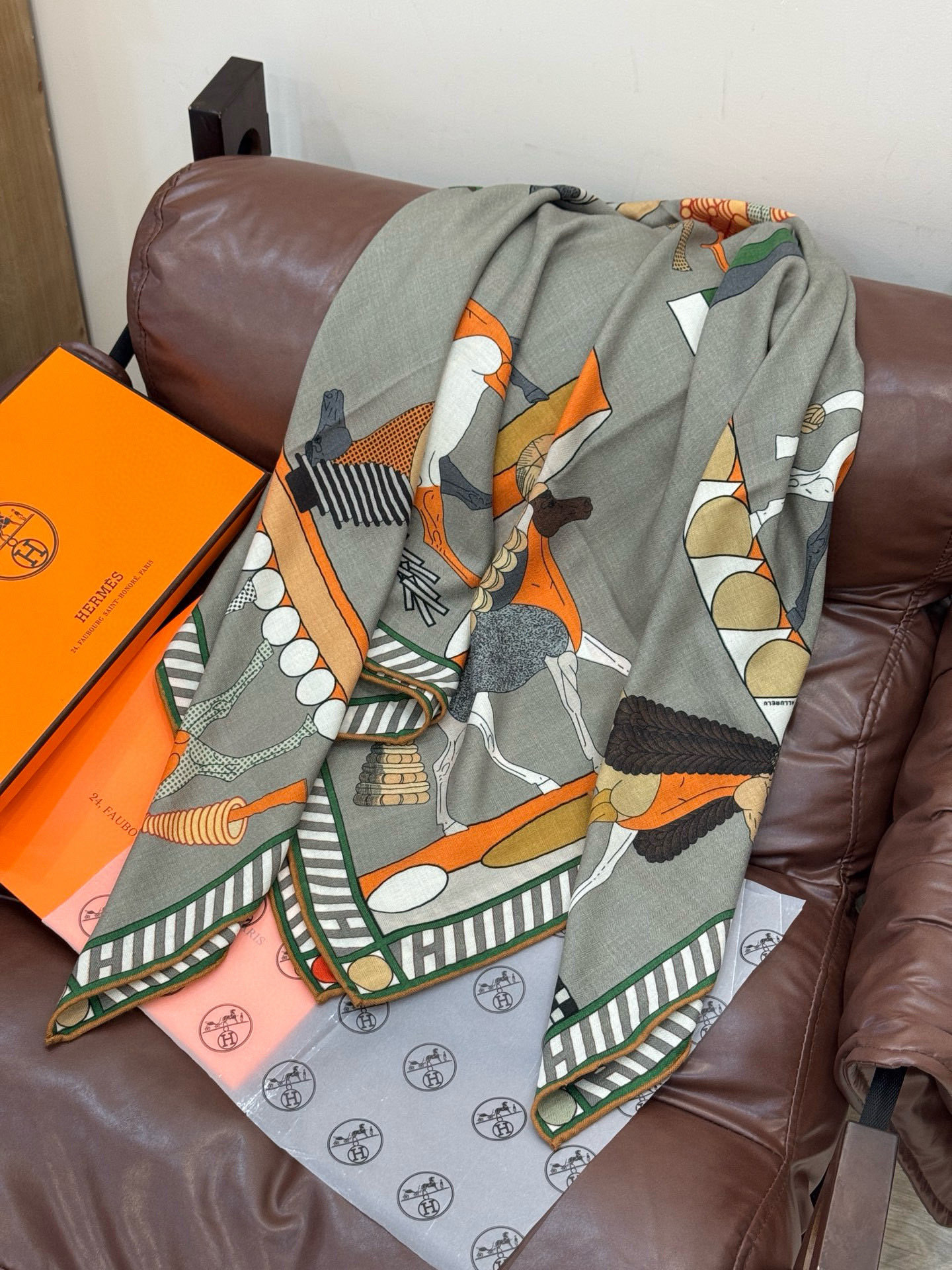 “全速前进”140双面丝绒披肩手工卷边丝毛方巾(30%桑蚕丝70%羊绒)这款经典单品展现强大而迷人的女性