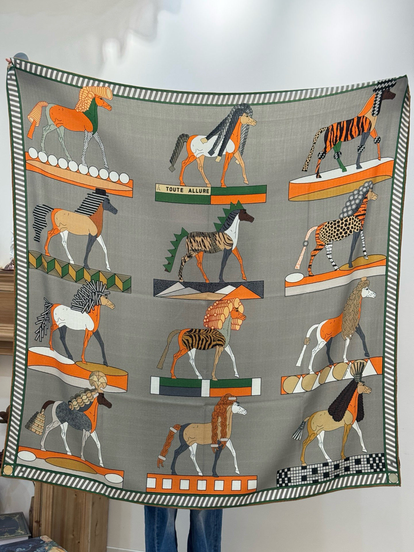 “全速前进”140双面丝绒披肩手工卷边丝毛方巾(30%桑蚕丝70%羊绒)这款经典单品展现强大而迷人的女性