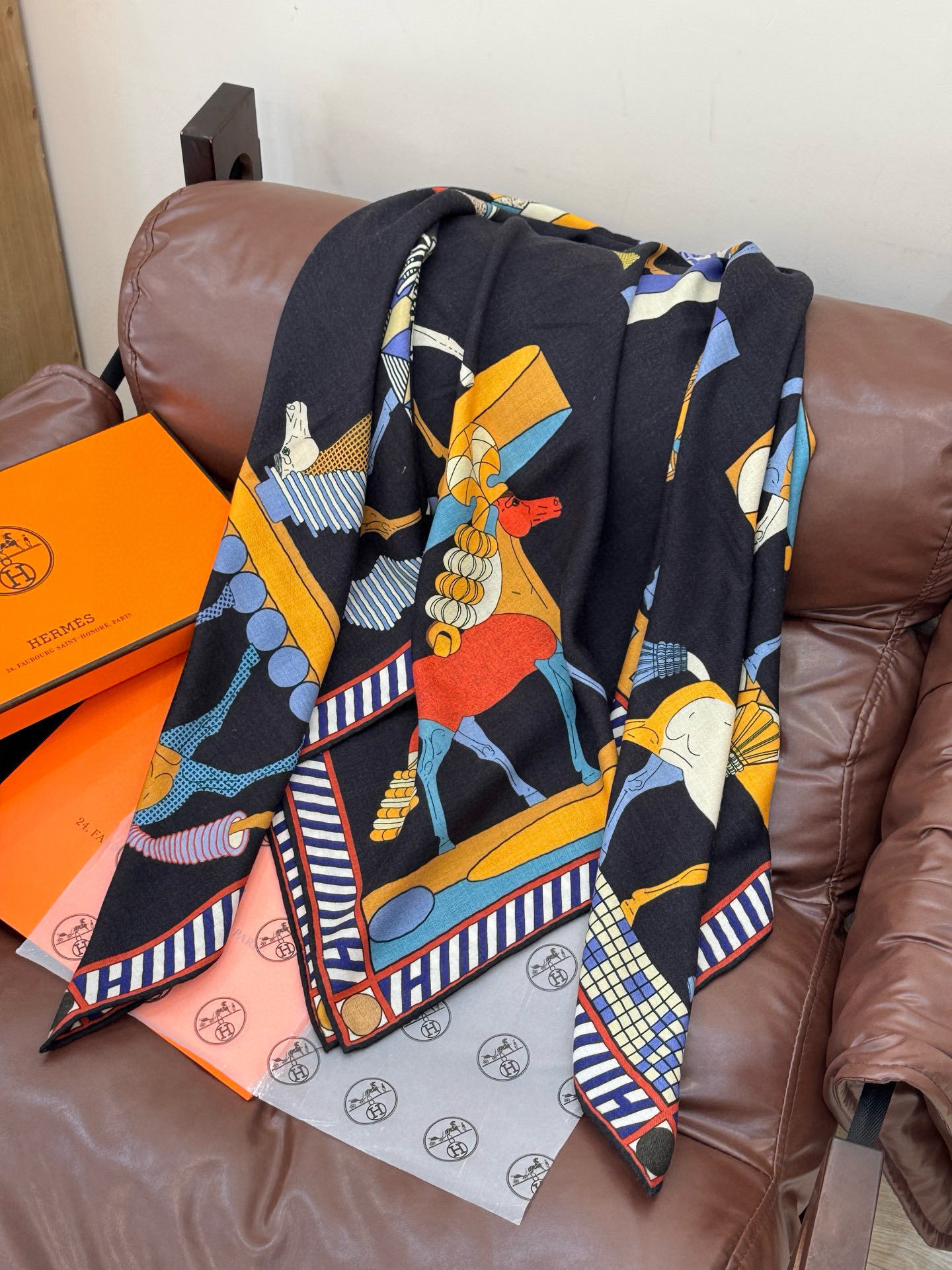 “全速前进”140双面丝绒披肩手工卷边丝毛方巾(30%桑蚕丝70%羊绒)这款经典单品展现强大而迷人的女性