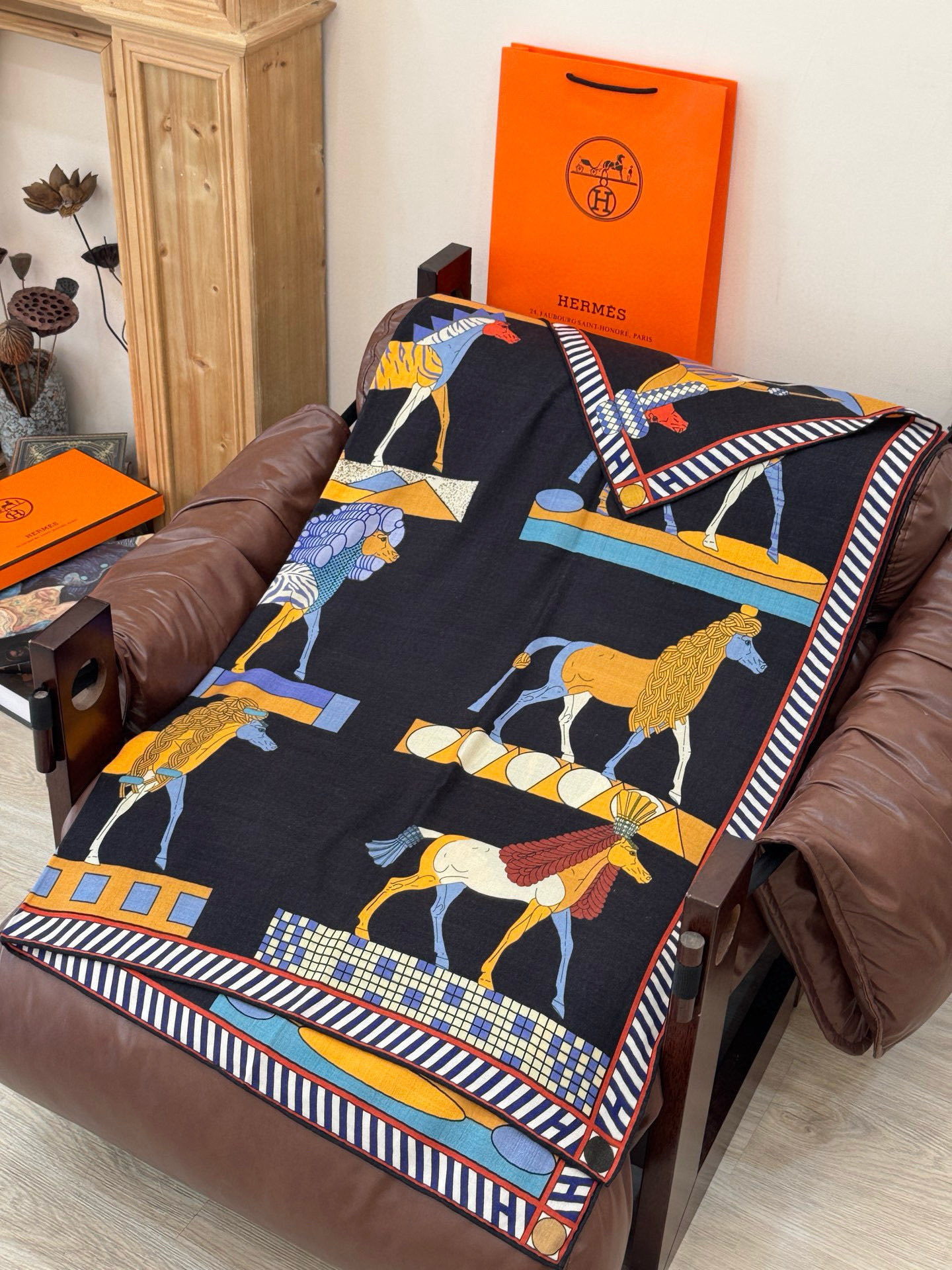 “全速前进”140双面丝绒披肩手工卷边丝毛方巾(30%桑蚕丝70%羊绒)这款经典单品展现强大而迷人的女性