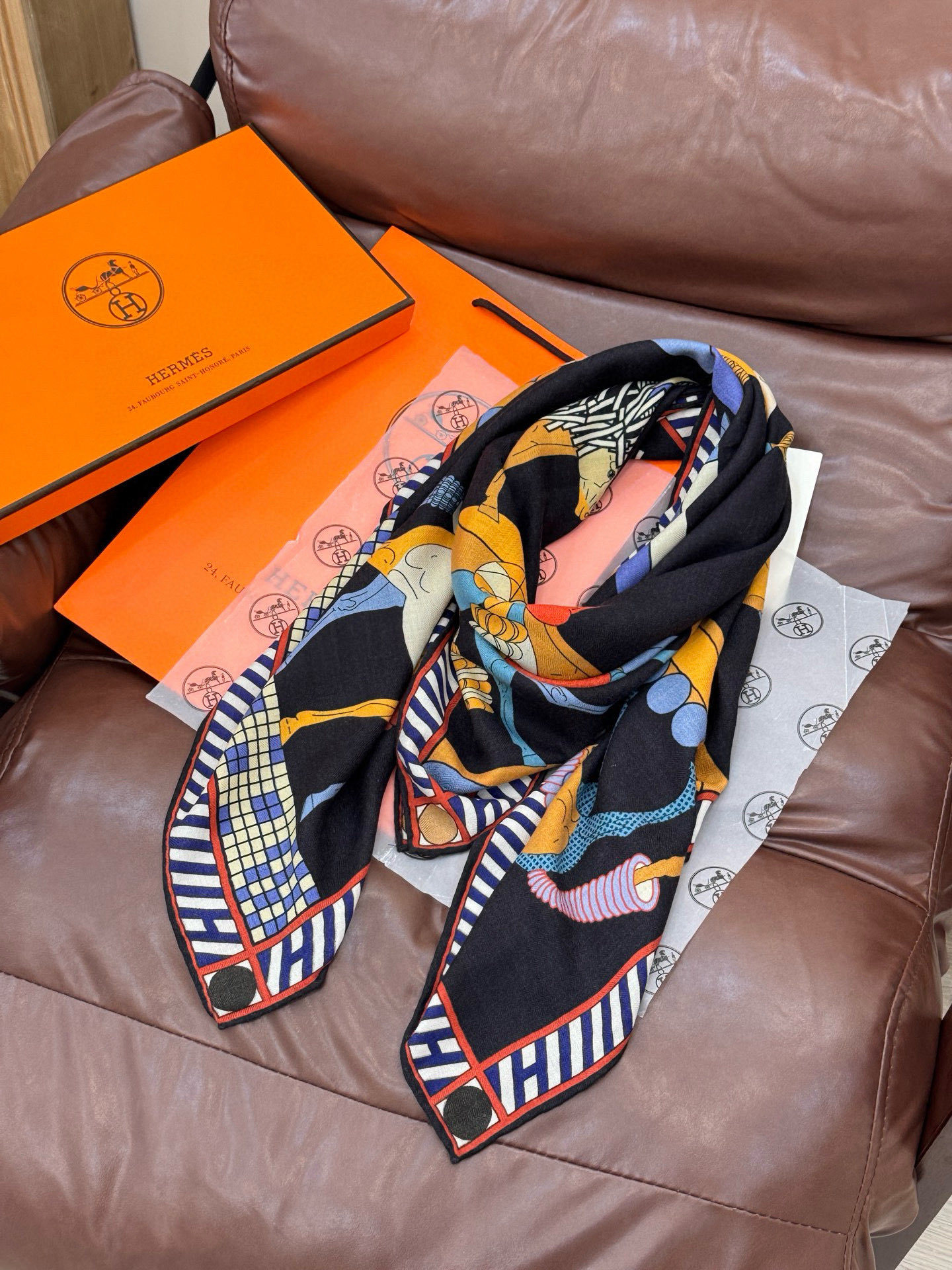 “全速前进”140双面丝绒披肩手工卷边丝毛方巾(30%桑蚕丝70%羊绒)这款经典单品展现强大而迷人的女性