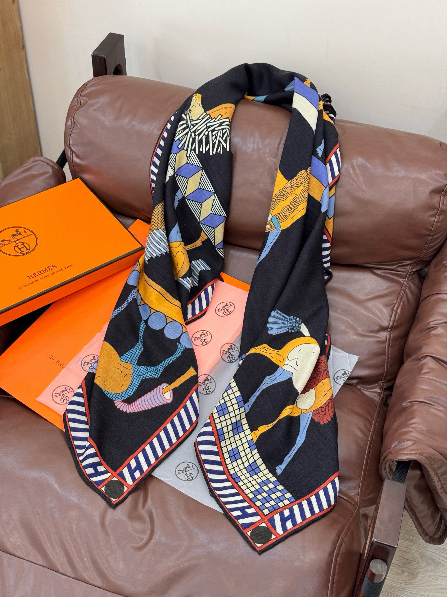 “全速前进”140双面丝绒披肩手工卷边丝毛方巾(30%桑蚕丝70%羊绒)这款经典单品展现强大而迷人的女性