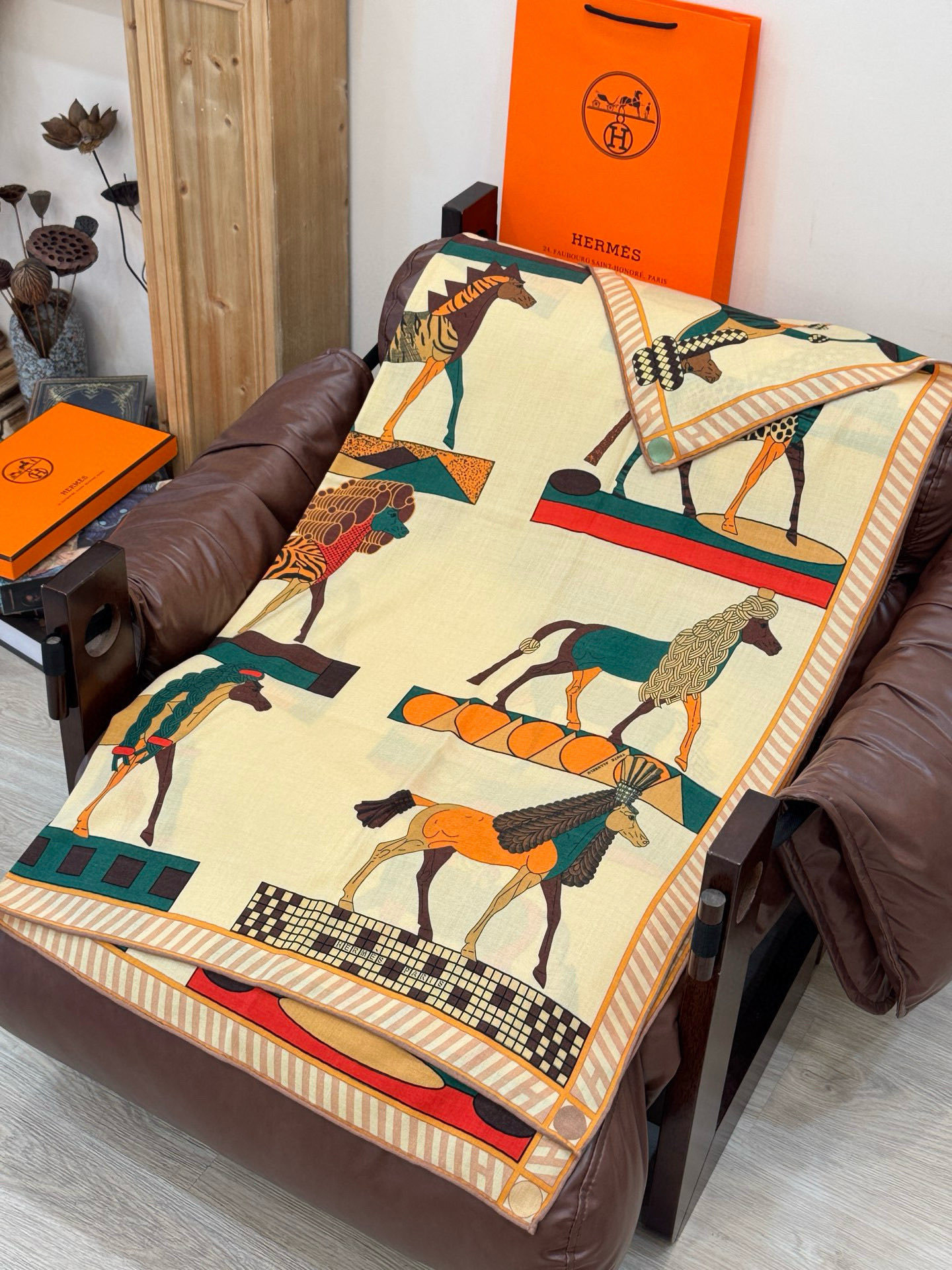 “全速前进”140双面丝绒披肩手工卷边丝毛方巾(30%桑蚕丝70%羊绒)这款经典单品展现强大而迷人的女性