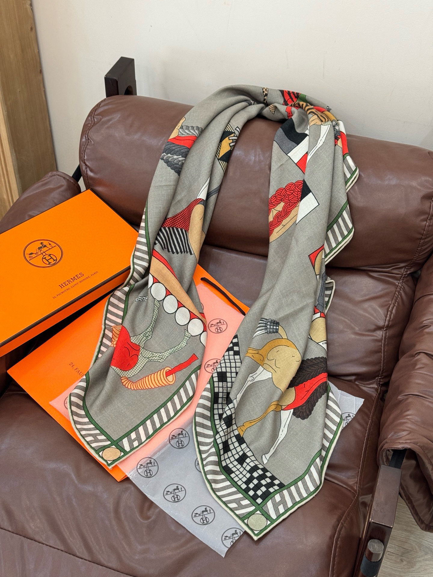 “全速前进”140双面丝绒披肩手工卷边丝毛方巾（30%桑蚕丝70%羊绒）这款经典单品展现强大而迷人的女性