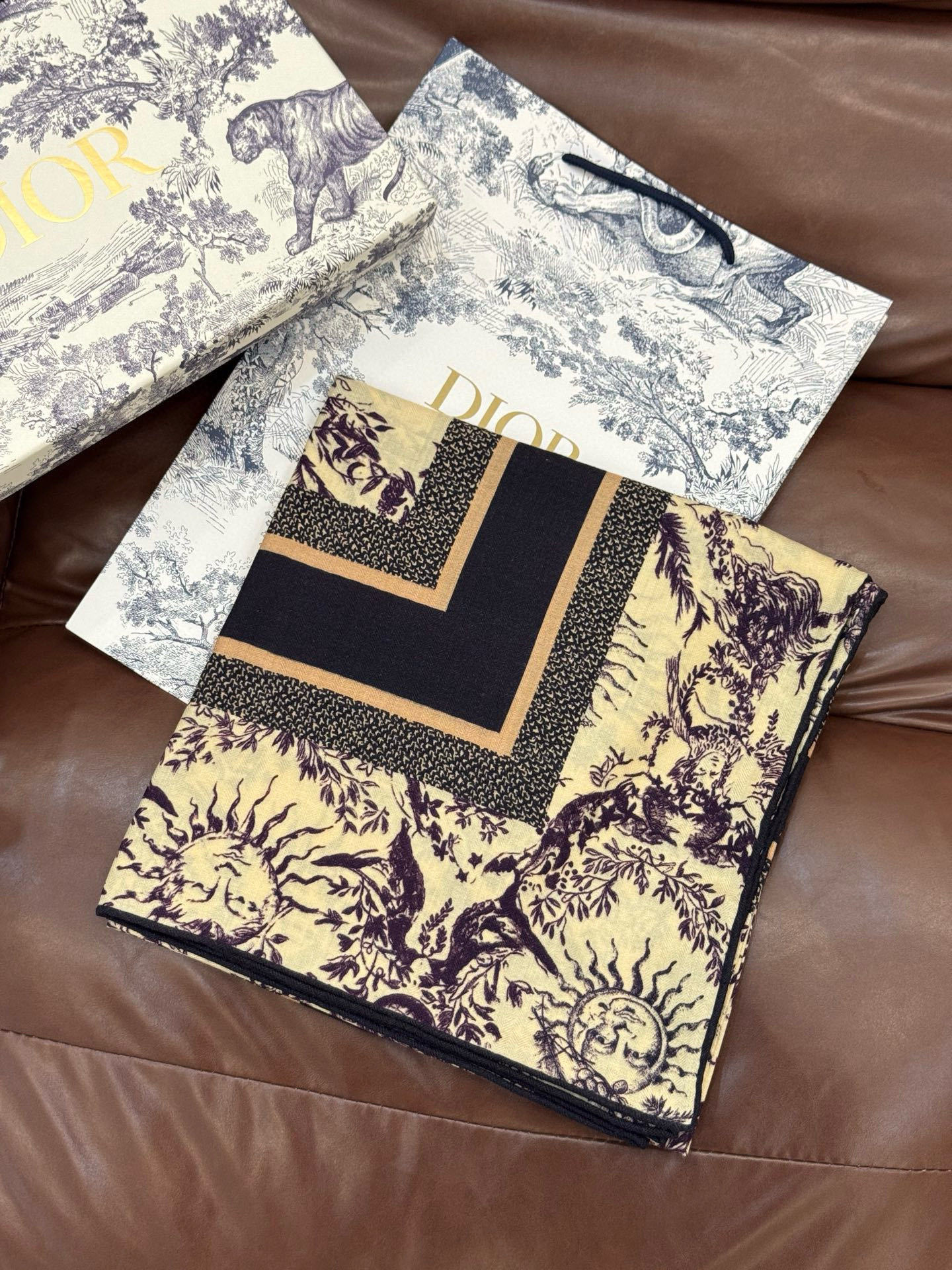 Dior 140丝绒双面同色印花披肩这款 Dior 丝绒披肩以彼得罗•鲁福(Pietro Ruffo)设