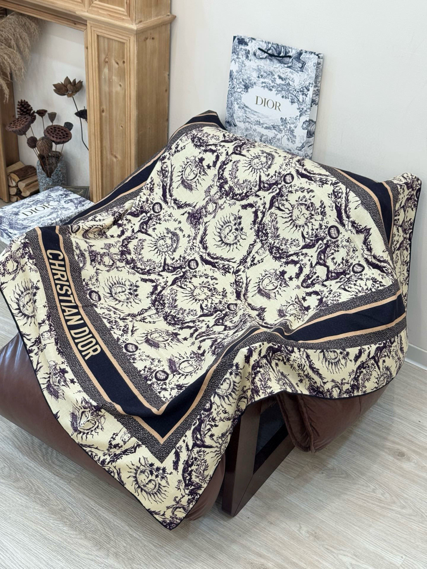 Dior 140丝绒双面同色印花披肩这款 Dior 丝绒披肩以彼得罗•鲁福(Pietro Ruffo)设