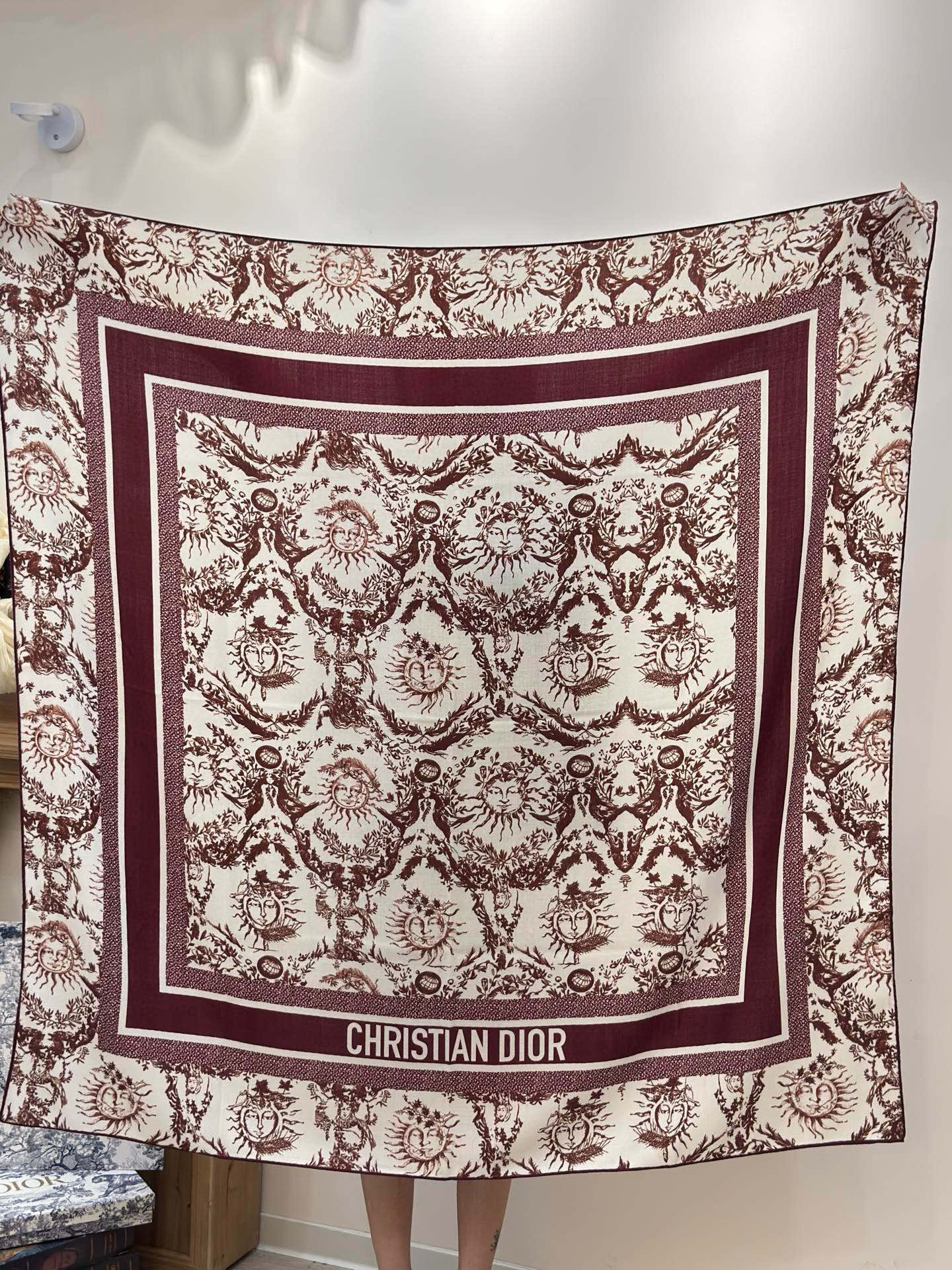 Dior 140丝绒双面同色印花披肩这款 Dior 丝绒披肩以彼得罗•鲁福（Pietro Ruffo）设