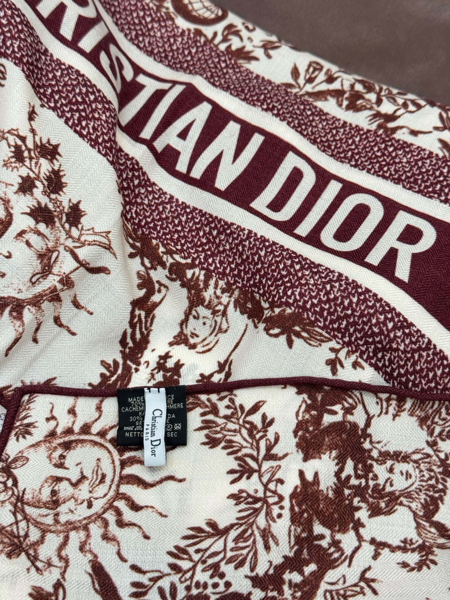 Dior 140丝绒双面同色印花披肩这款 Dior 丝绒披肩以彼得罗•鲁福（Pietro Ruffo）设