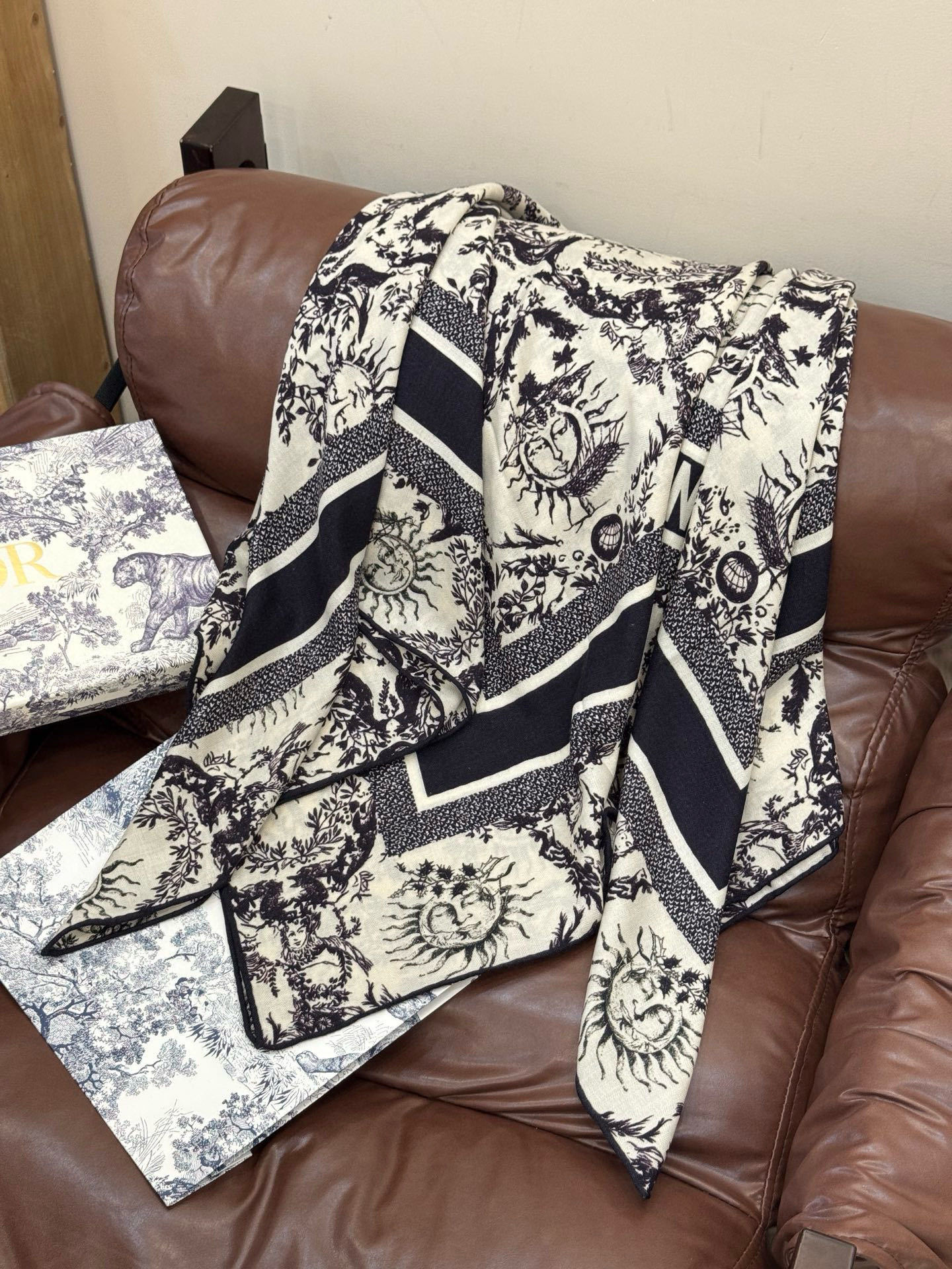 Dior 140丝绒双面同色印花披肩这款 Dior 丝绒披肩以彼得罗•鲁福(Pietro Ruffo)设