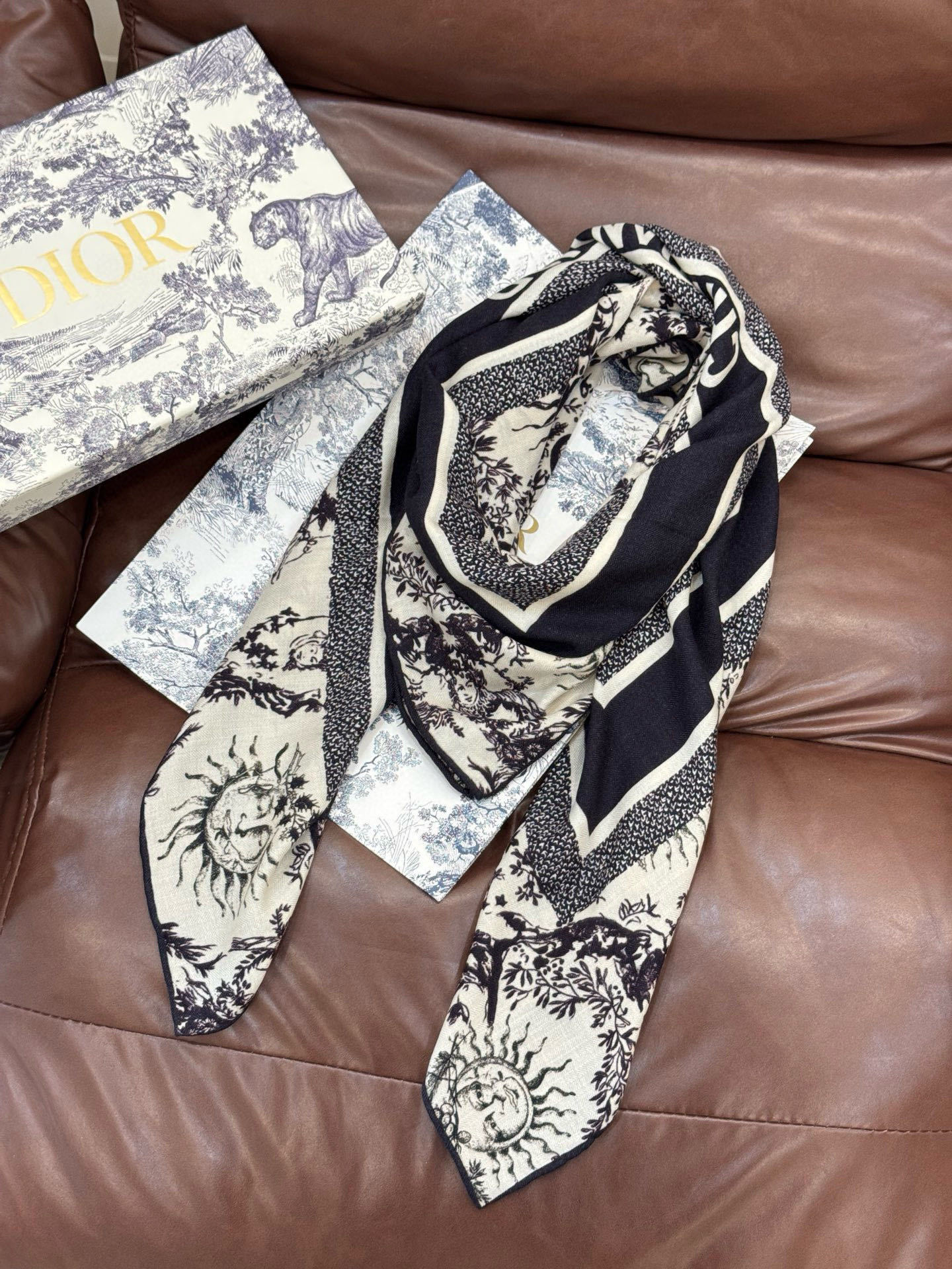 Dior 140丝绒双面同色印花披肩这款 Dior 丝绒披肩以彼得罗•鲁福(Pietro Ruffo)设