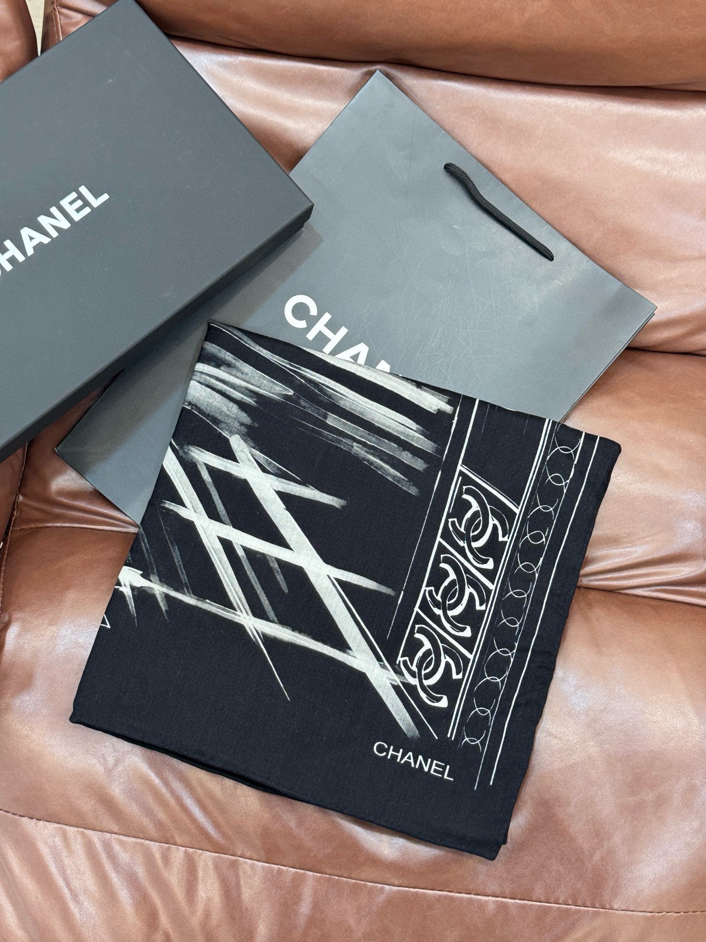 CHANEL ~25秋冬新品【140顶级丝绒双面同色】披肩的图案是巴黎大皇宫中被命名为“Gabriell