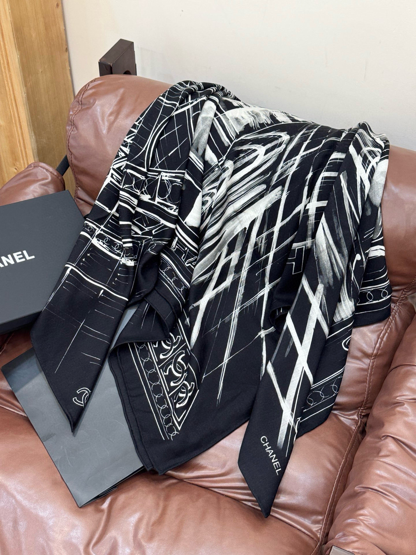 CHANEL ~25秋冬新品【140顶级丝绒双面同色】披肩的图案是巴黎大皇宫中被命名为“Gabriell