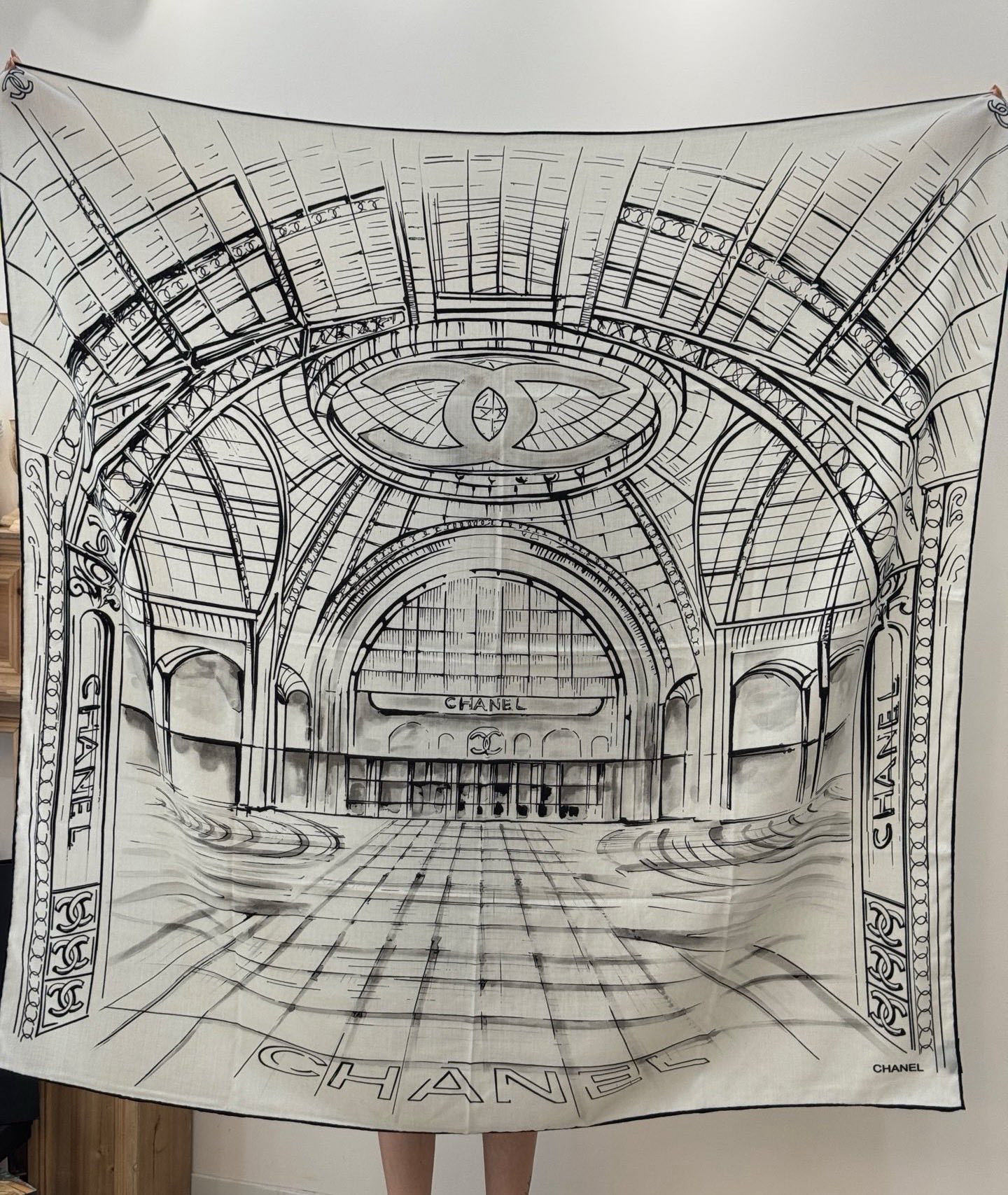 CHANEL ~25秋冬新品【140顶级丝绒双面同色】披肩的图案是巴黎大皇宫中被命名为“Gabriell