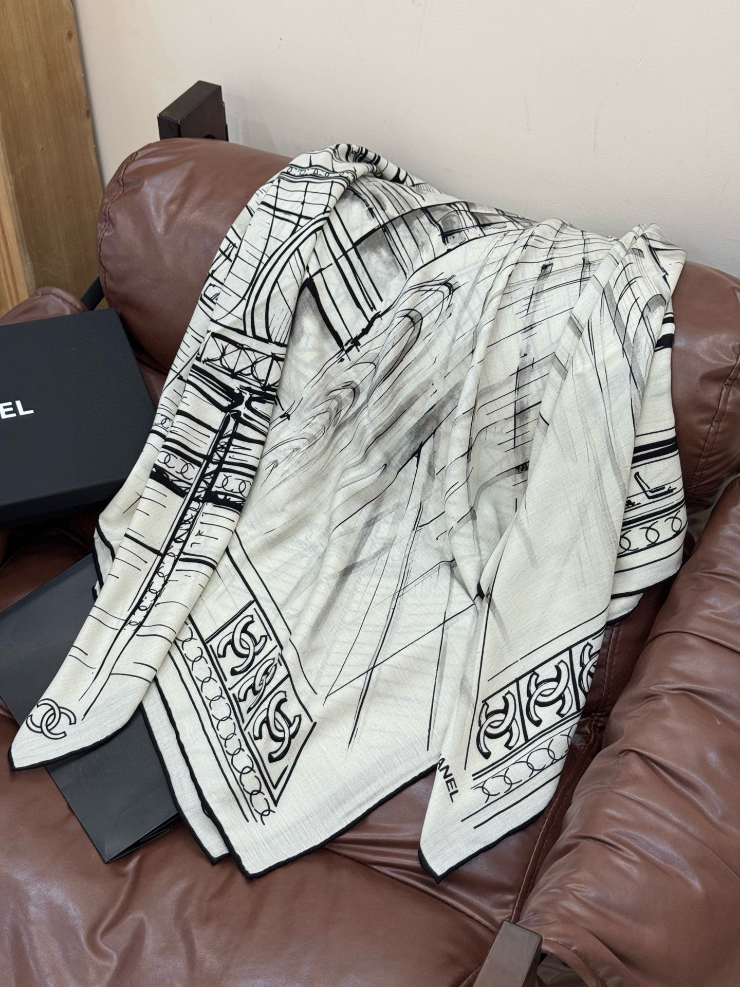 CHANEL ~25秋冬新品【140顶级丝绒双面同色】披肩的图案是巴黎大皇宫中被命名为“Gabriell