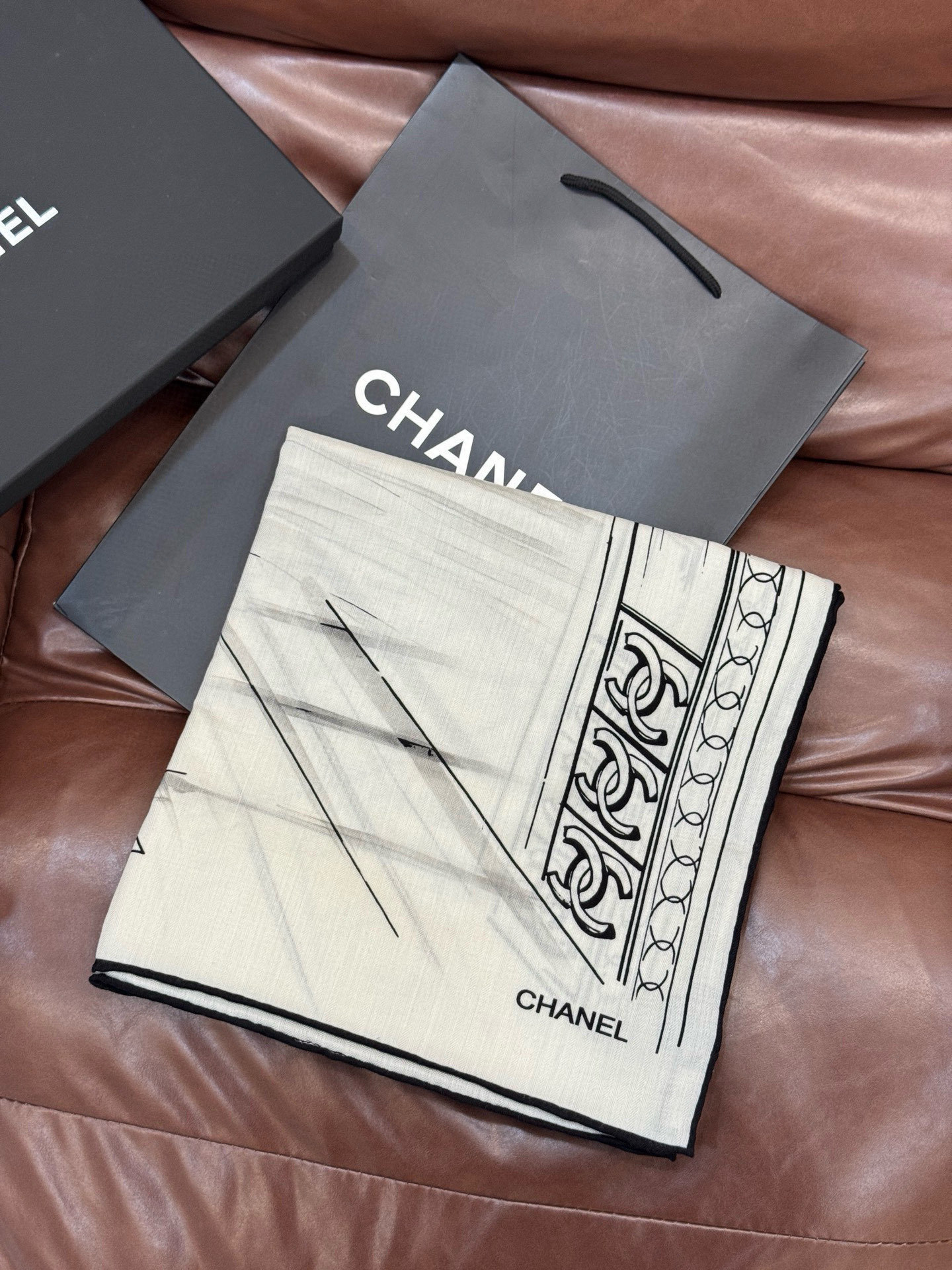 CHANEL ~25秋冬新品【140顶级丝绒双面同色】披肩的图案是巴黎大皇宫中被命名为“Gabriell