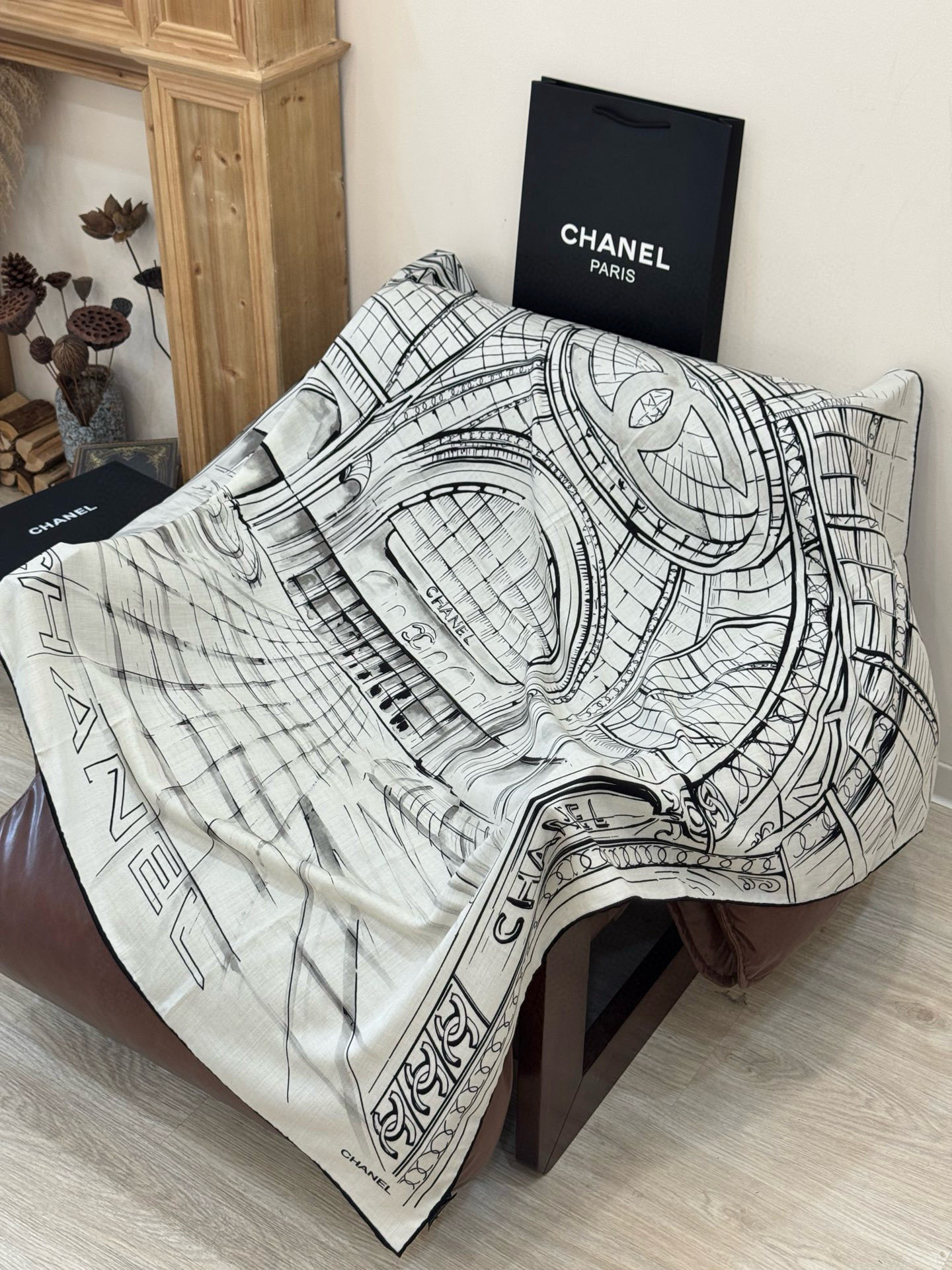 CHANEL ~25秋冬新品【140顶级丝绒双面同色】披肩的图案是巴黎大皇宫中被命名为“Gabriell