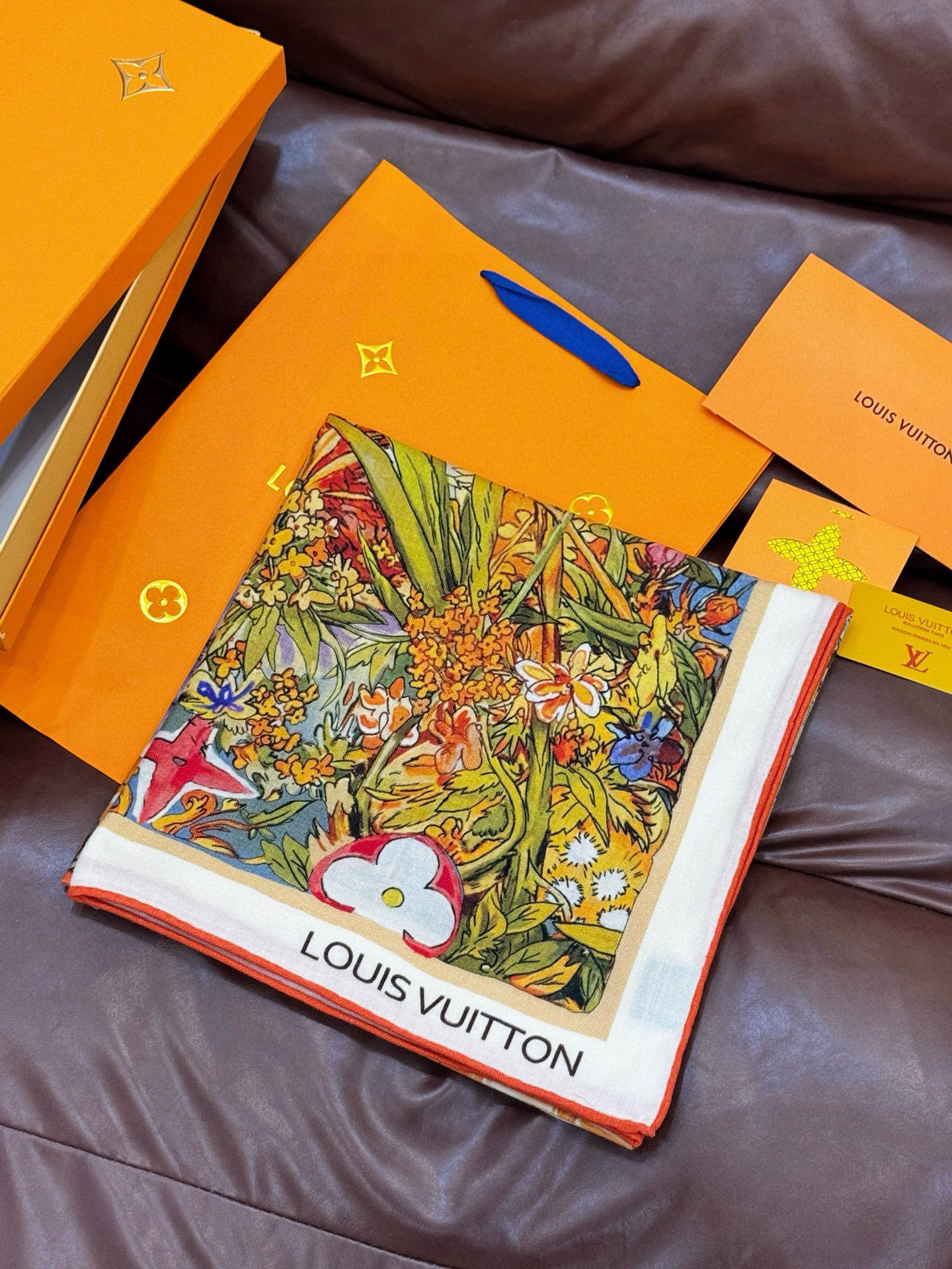 140双面丝绒披肩… LV手工卷边丝毛方巾（30%桑蚕丝70%羊绒）这款经典单品展现强大而迷人的女性魅力