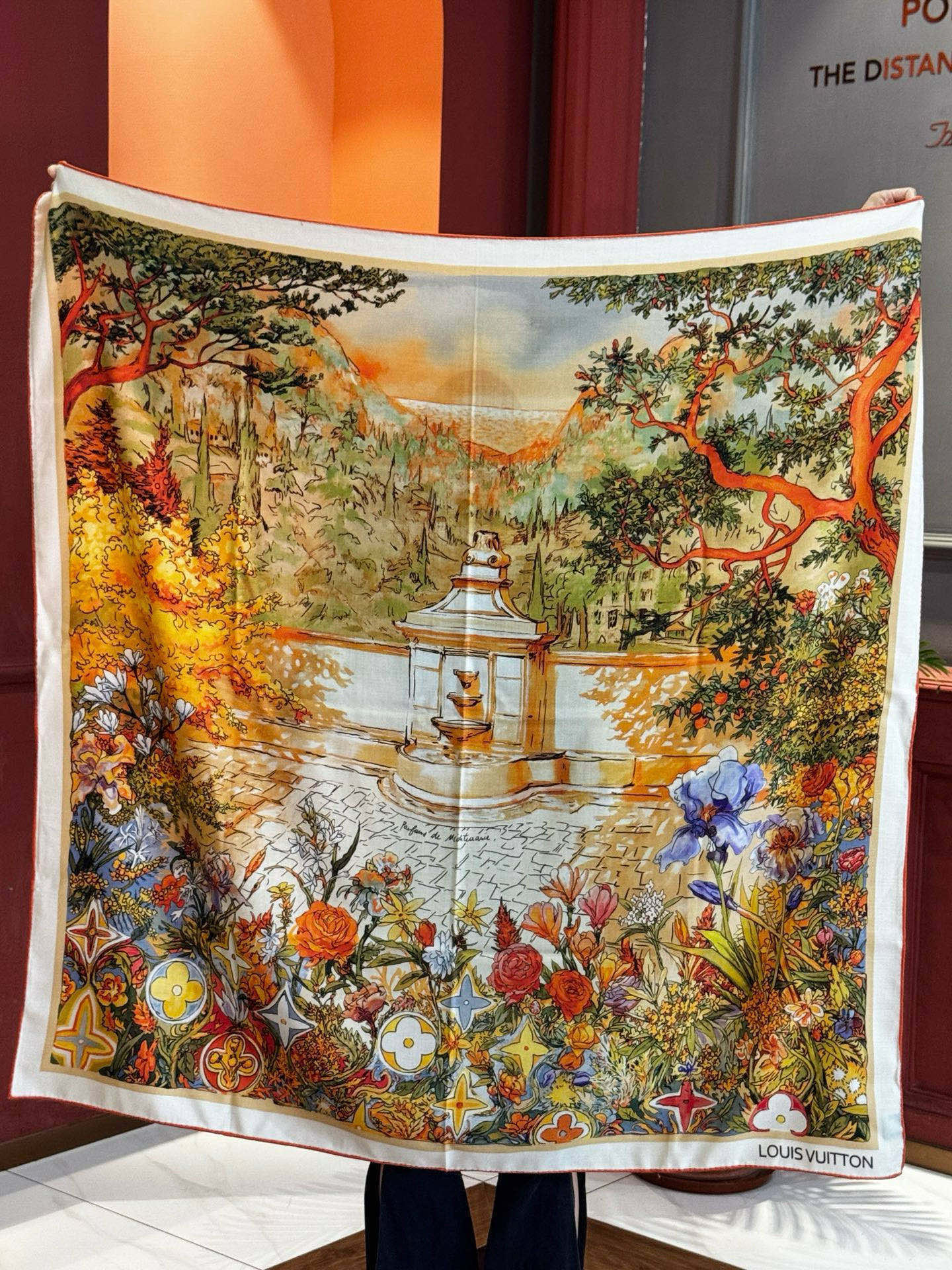 140双面丝绒披肩… LV手工卷边丝毛方巾（30%桑蚕丝70%羊绒）这款经典单品展现强大而迷人的女性魅力