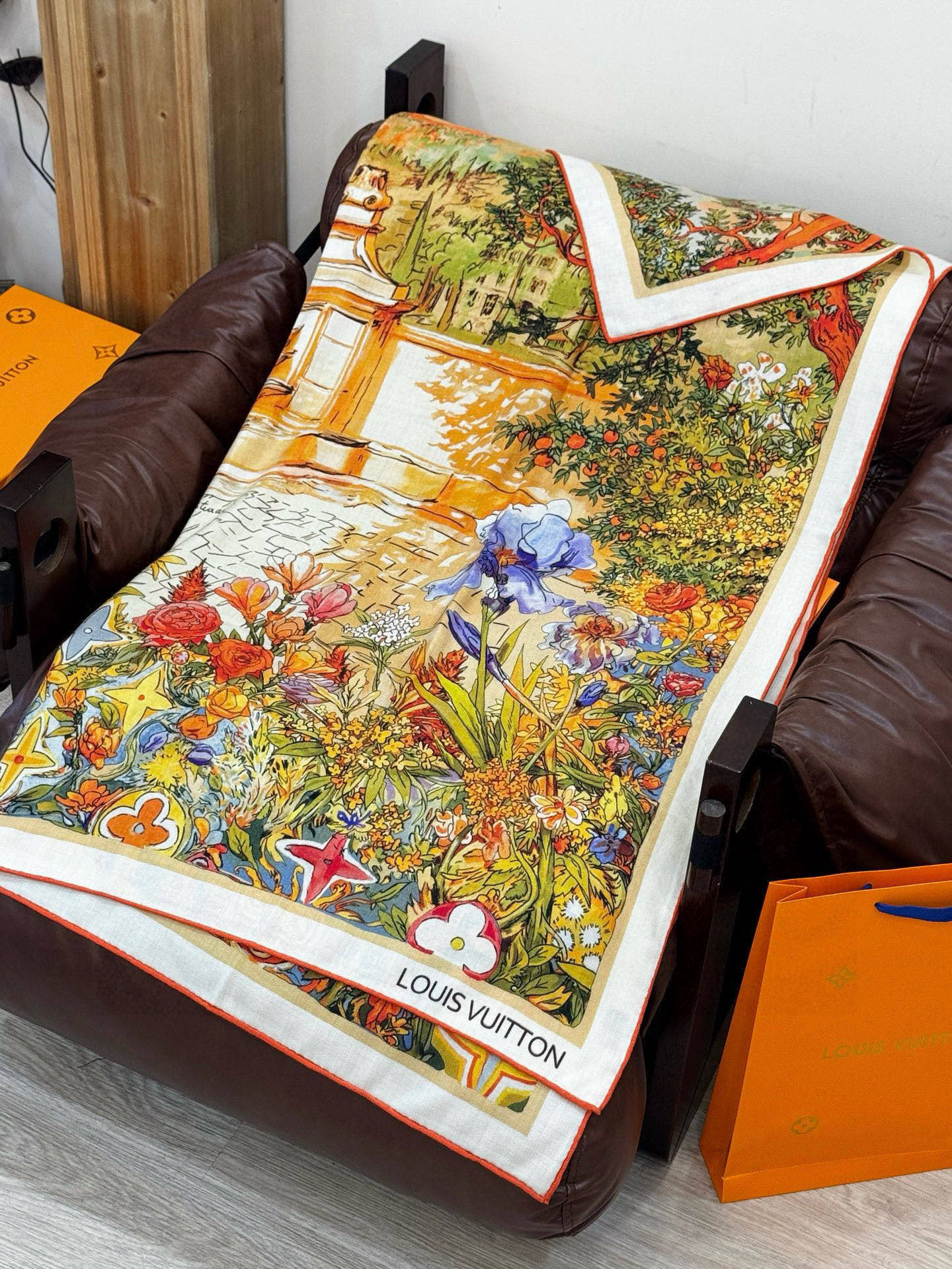 140双面丝绒披肩… LV手工卷边丝毛方巾（30%桑蚕丝70%羊绒）这款经典单品展现强大而迷人的女性魅力