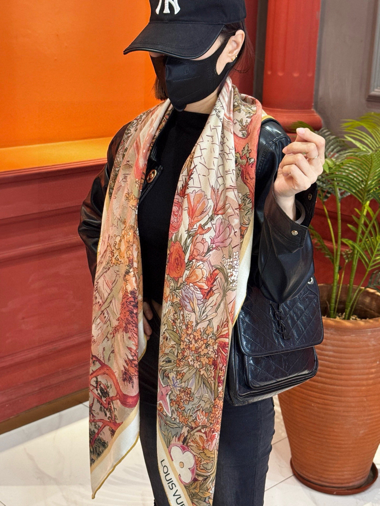 140双面丝绒披肩… LV手工卷边丝毛方巾（30%桑蚕丝70%羊绒）这款经典单品展现强大而迷人的女性魅力