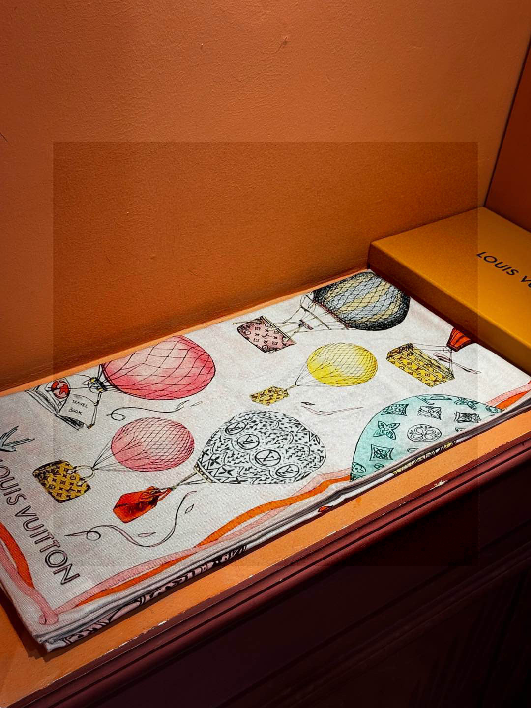 ❄【双面同色】原单Lv140cm丝绒方巾,《热气球》,本款方巾全新加入 U价🉐️ and Away 系列