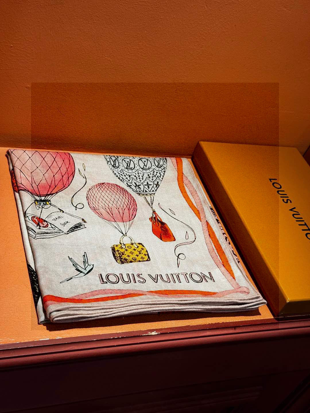 ❄【双面同色】原单Lv140cm丝绒方巾,《热气球》,本款方巾全新加入 U价🉐️ and Away 系列