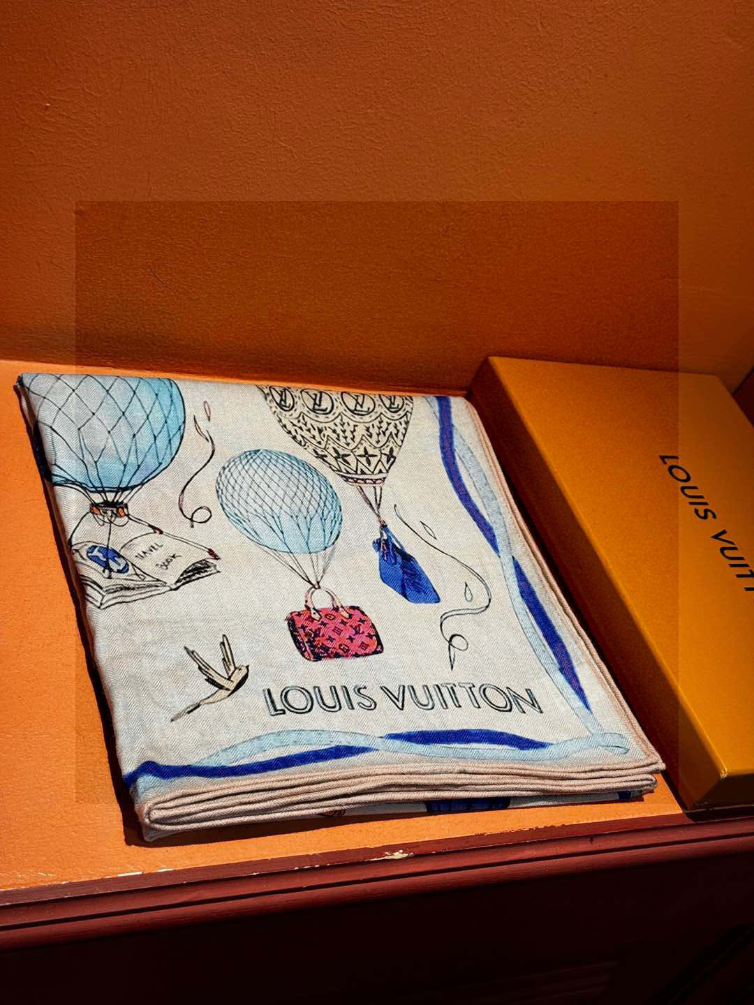 ❄【双面同色】原单Lv140cm丝绒方巾,《热气球》,本款方巾全新加入 U价🉐️ and Away 系列