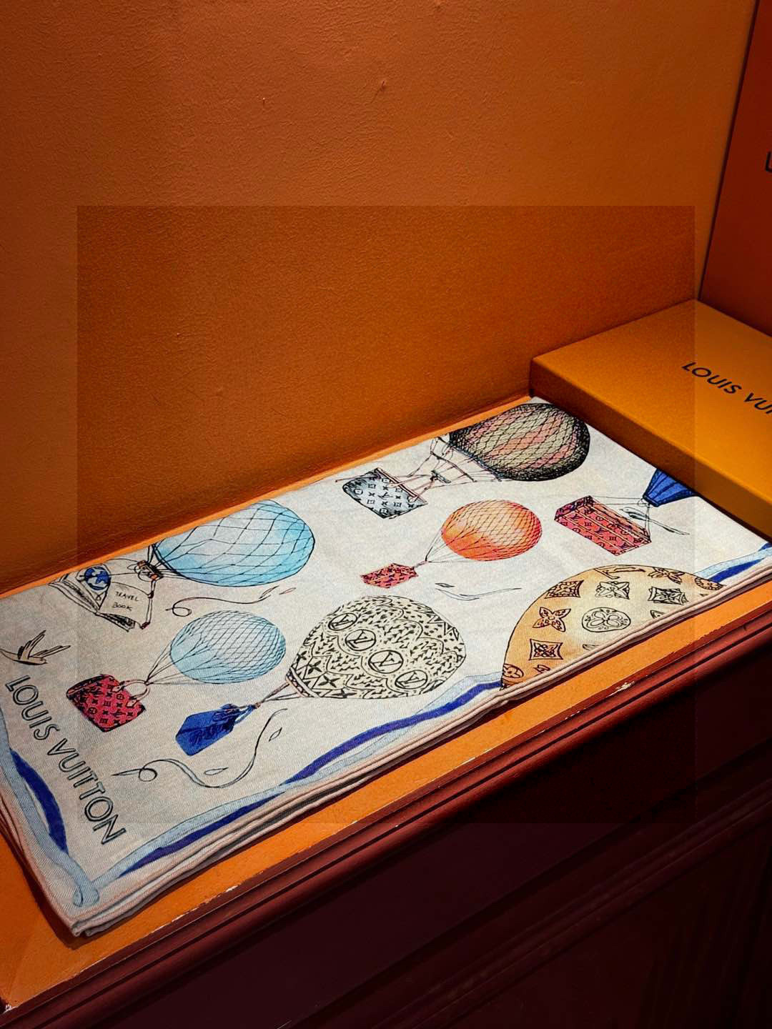 ❄【双面同色】原单Lv140cm丝绒方巾,《热气球》,本款方巾全新加入 U价🉐️ and Away 系列