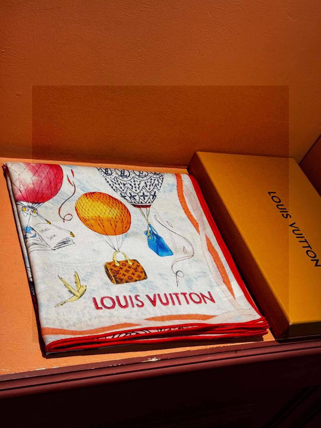 ❄【双面同色】原单Lv140cm丝绒方巾，《热气球》，本款方巾全新加入 U价🉐️ and Away 系列