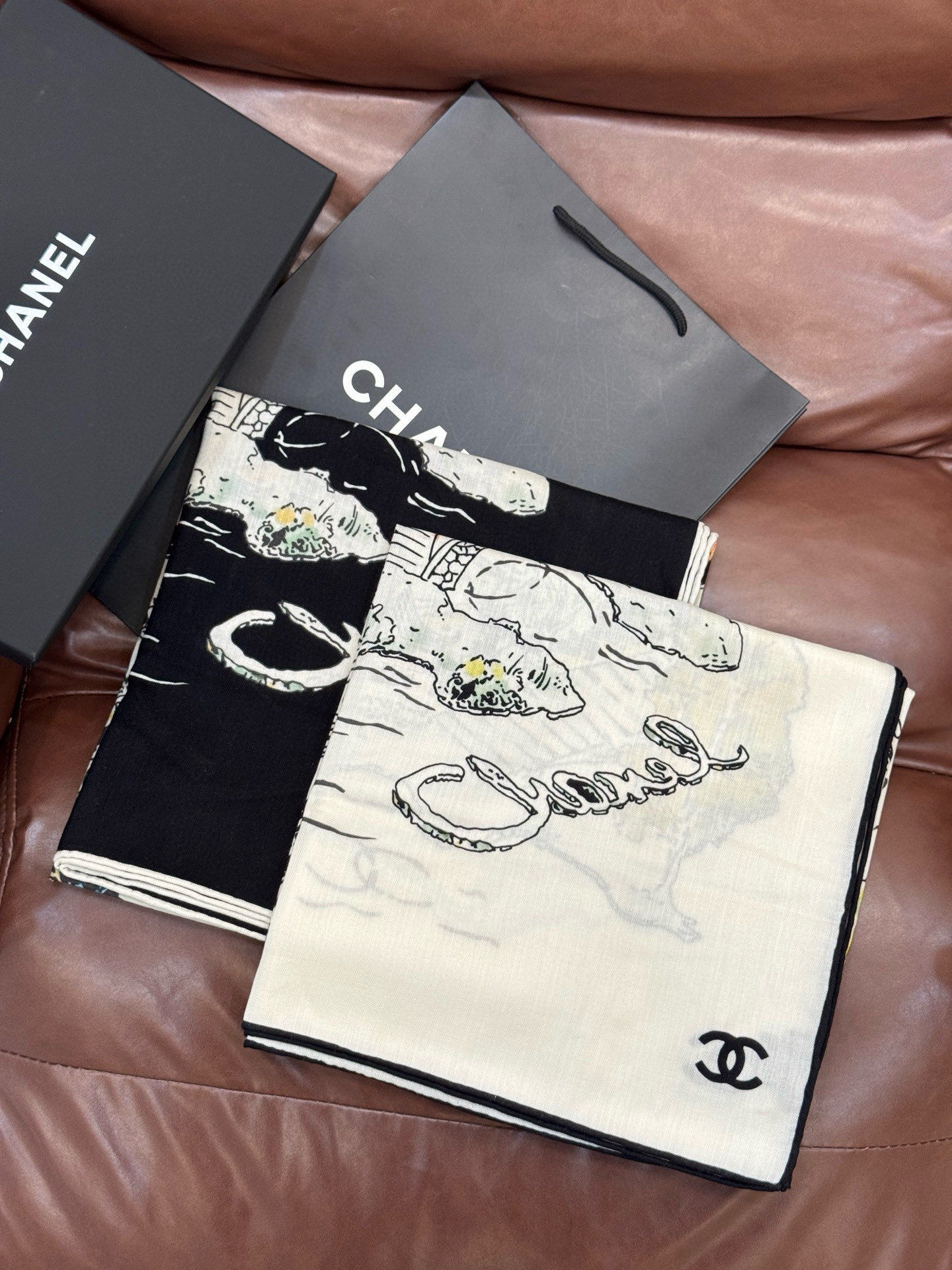 Chanel 25高级手工坊系列~~【140顶级丝绒双面同色披肩】25高级手工坊系列作品梦幻而极具电影感