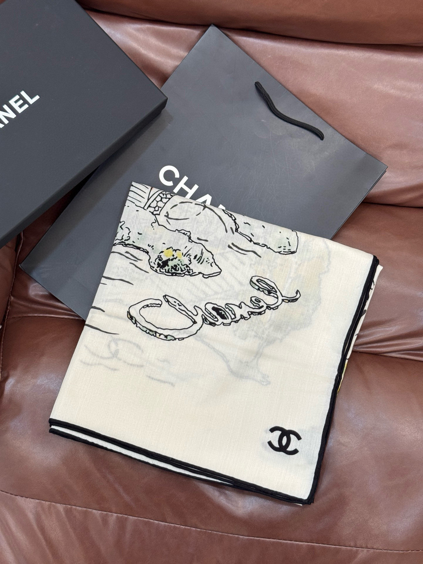 Chanel 25高级手工坊系列~~【140顶级丝绒双面同色披肩】25高级手工坊系列作品梦幻而极具电影感