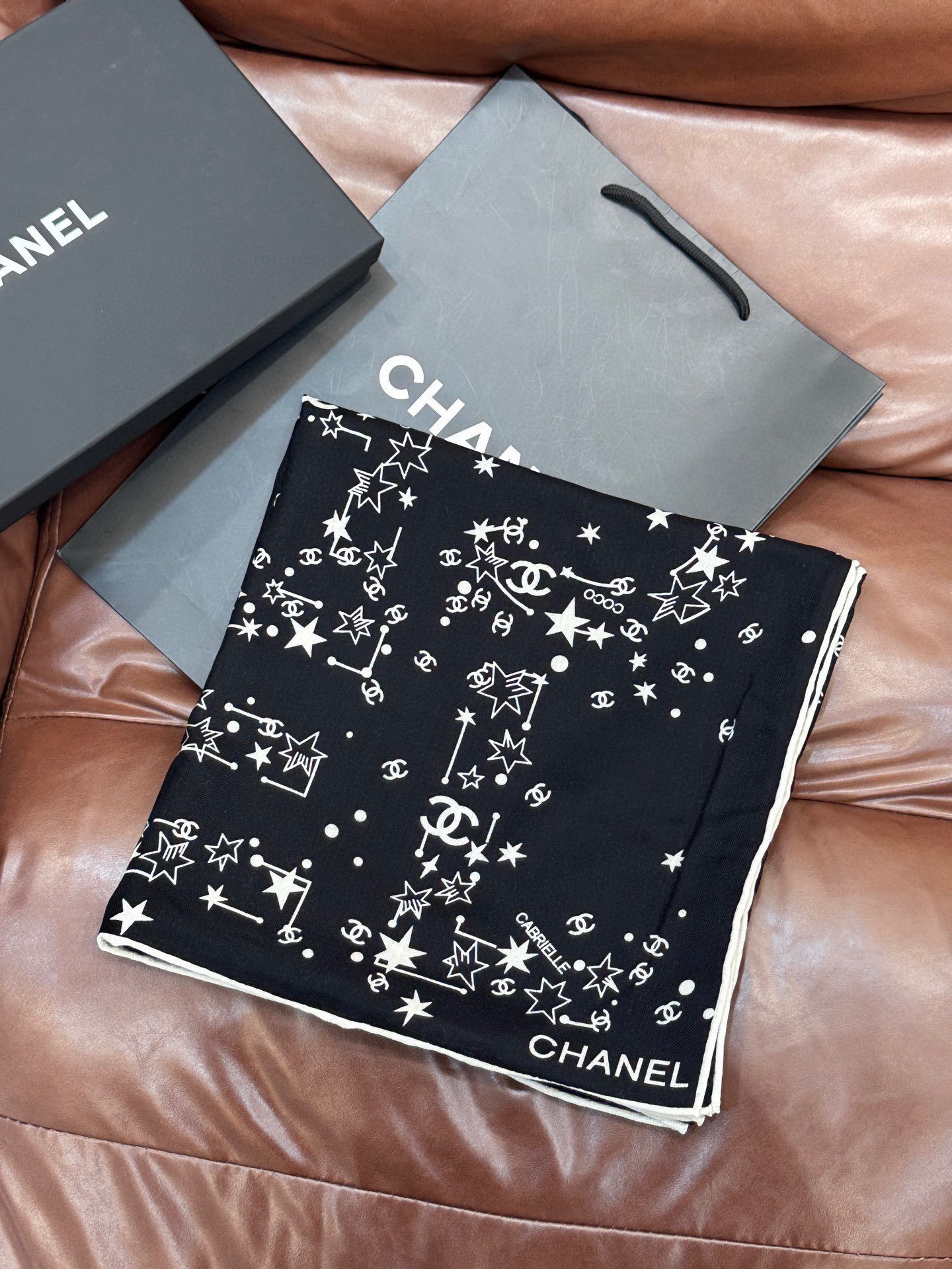 Chanel ~20。秋冬新品~【140顶级丝绒双面同色】繁星点点与双C的完美结合适合各种场合搭配使用黑
