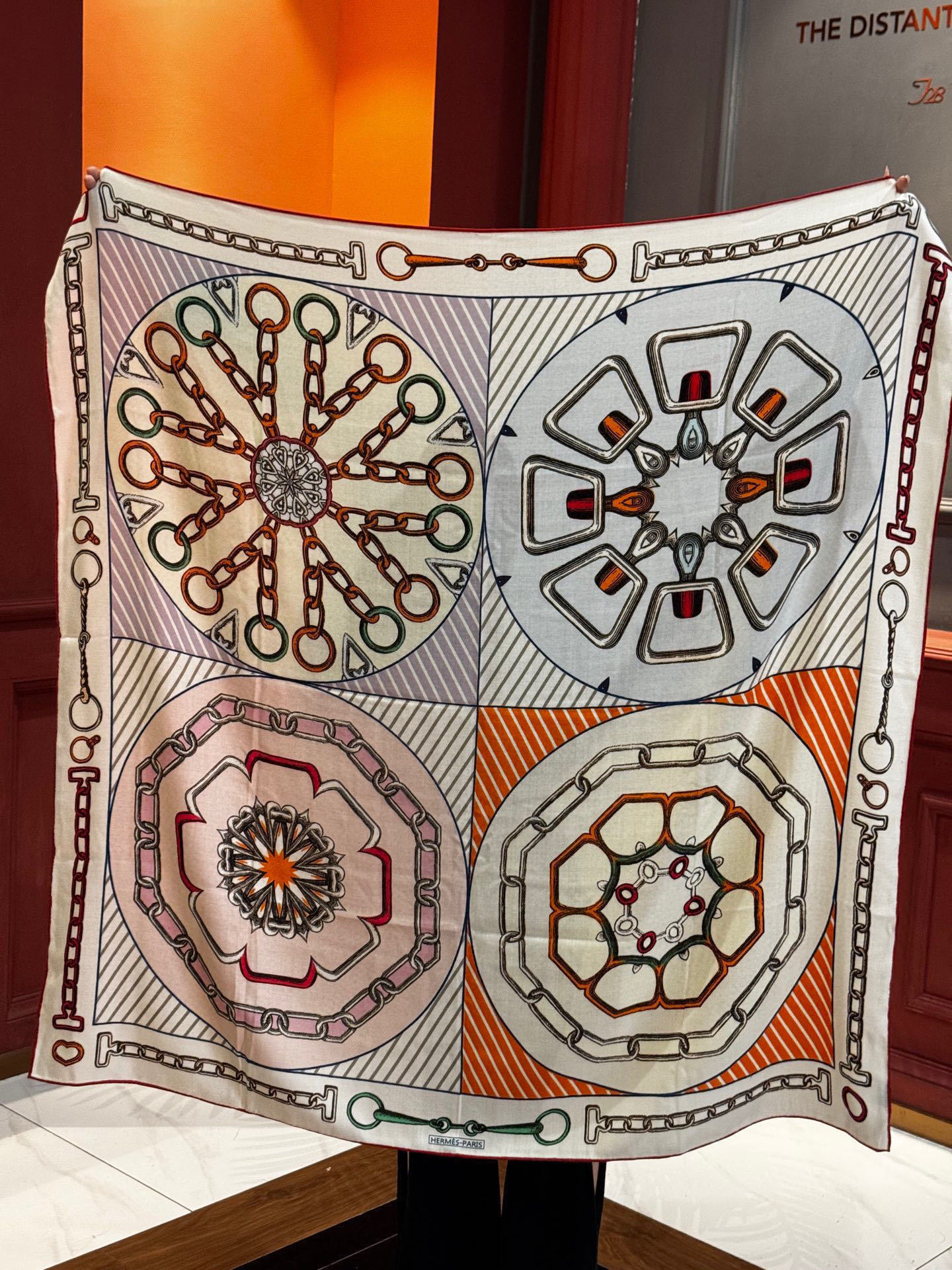 💟2025年早秋上新💞【双面同色丝绒方巾】手工卷边山羊绒和真丝混纺披肩(70%山羊绒,30%桑蚕丝)这款