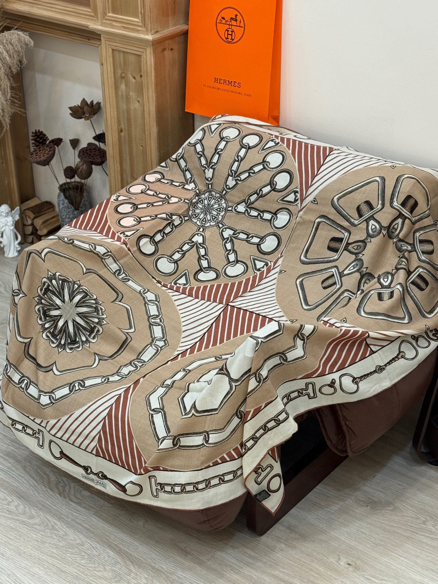 💟2025年早秋上新💞【双面同色丝绒方巾】手工卷边山羊绒和真丝混纺披肩(70%山羊绒,30%桑蚕丝)这款