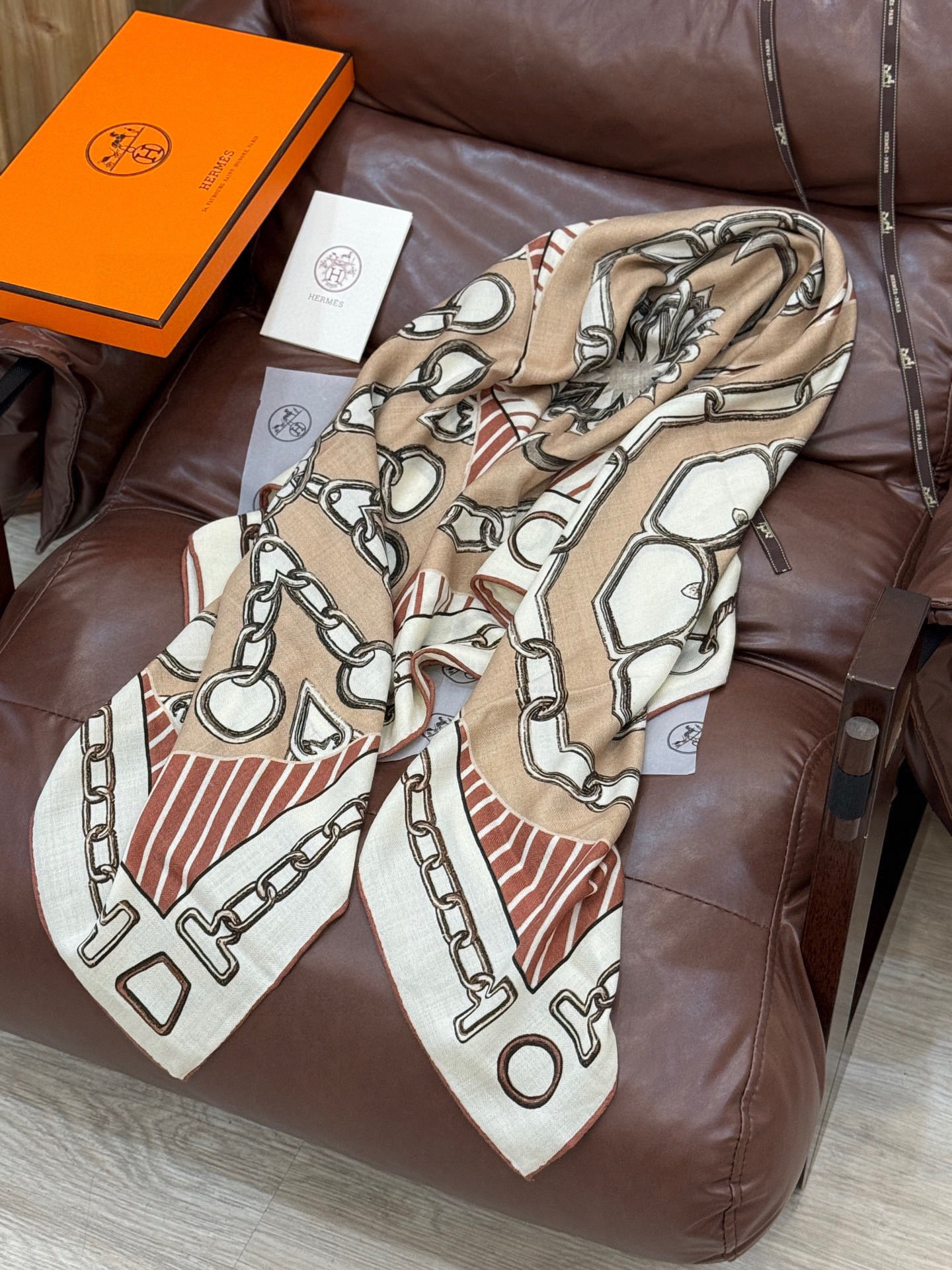 💟2025年早秋上新💞【双面同色丝绒方巾】手工卷边山羊绒和真丝混纺披肩(70%山羊绒,30%桑蚕丝)这款