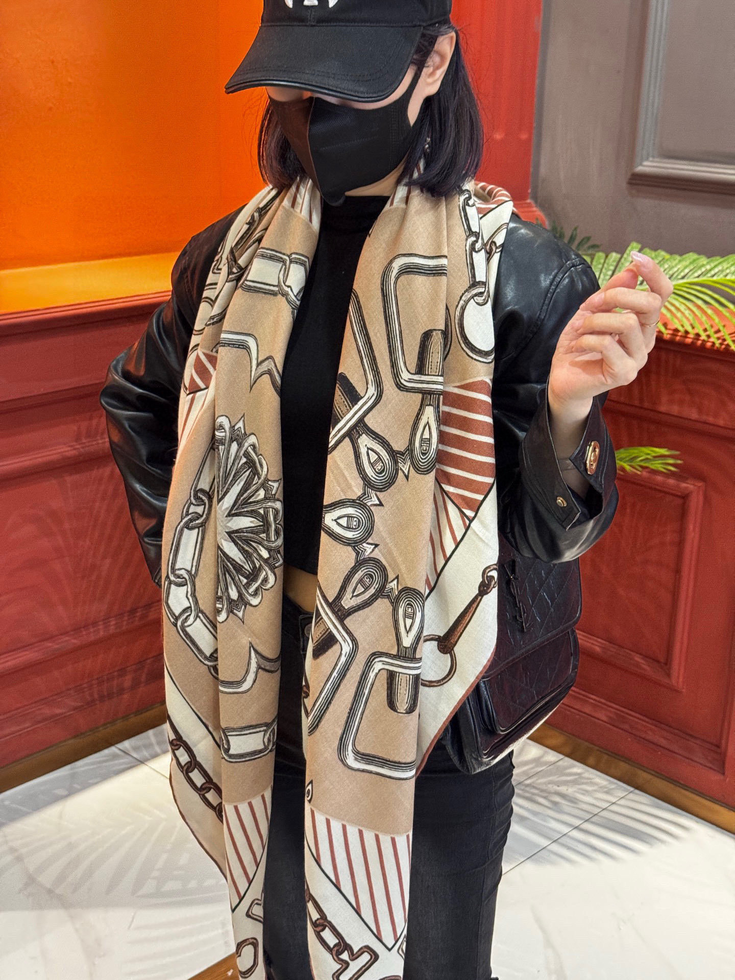 💟2025年早秋上新💞【双面同色丝绒方巾】手工卷边山羊绒和真丝混纺披肩(70%山羊绒,30%桑蚕丝)这款