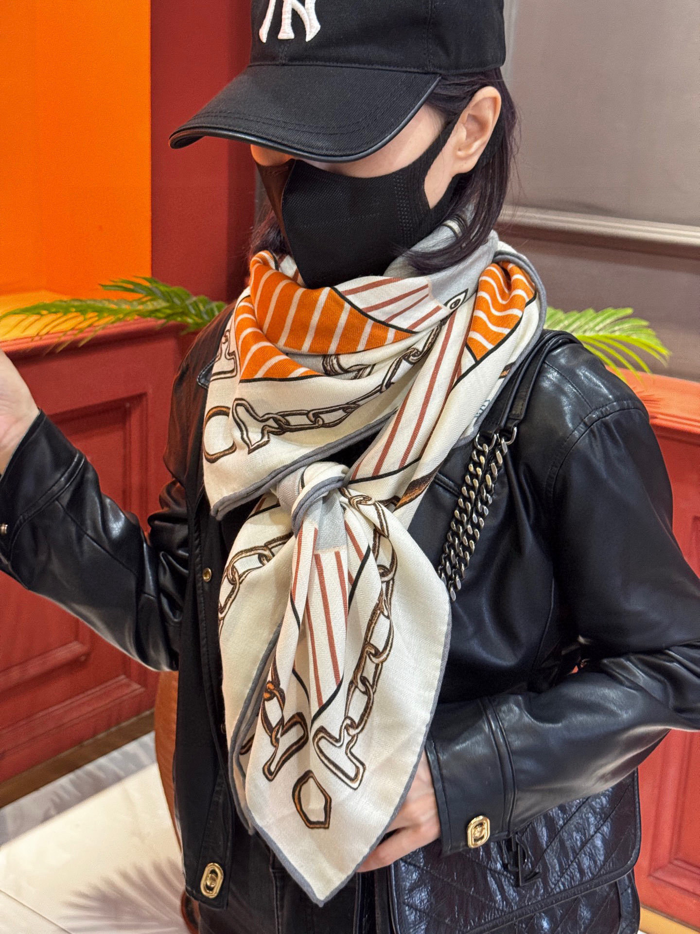 💟2025年早秋上新💞【双面同色丝绒方巾】手工卷边山羊绒和真丝混纺披肩(70%山羊绒,30%桑蚕丝)这款